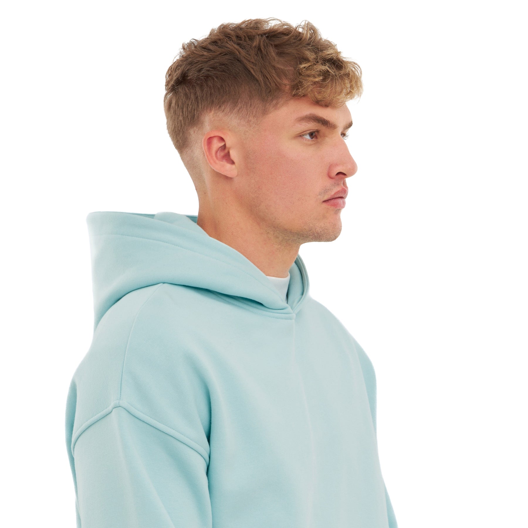 Mann trägt oversized Hoodie 'Cody' in eisblau, Seitenansicht