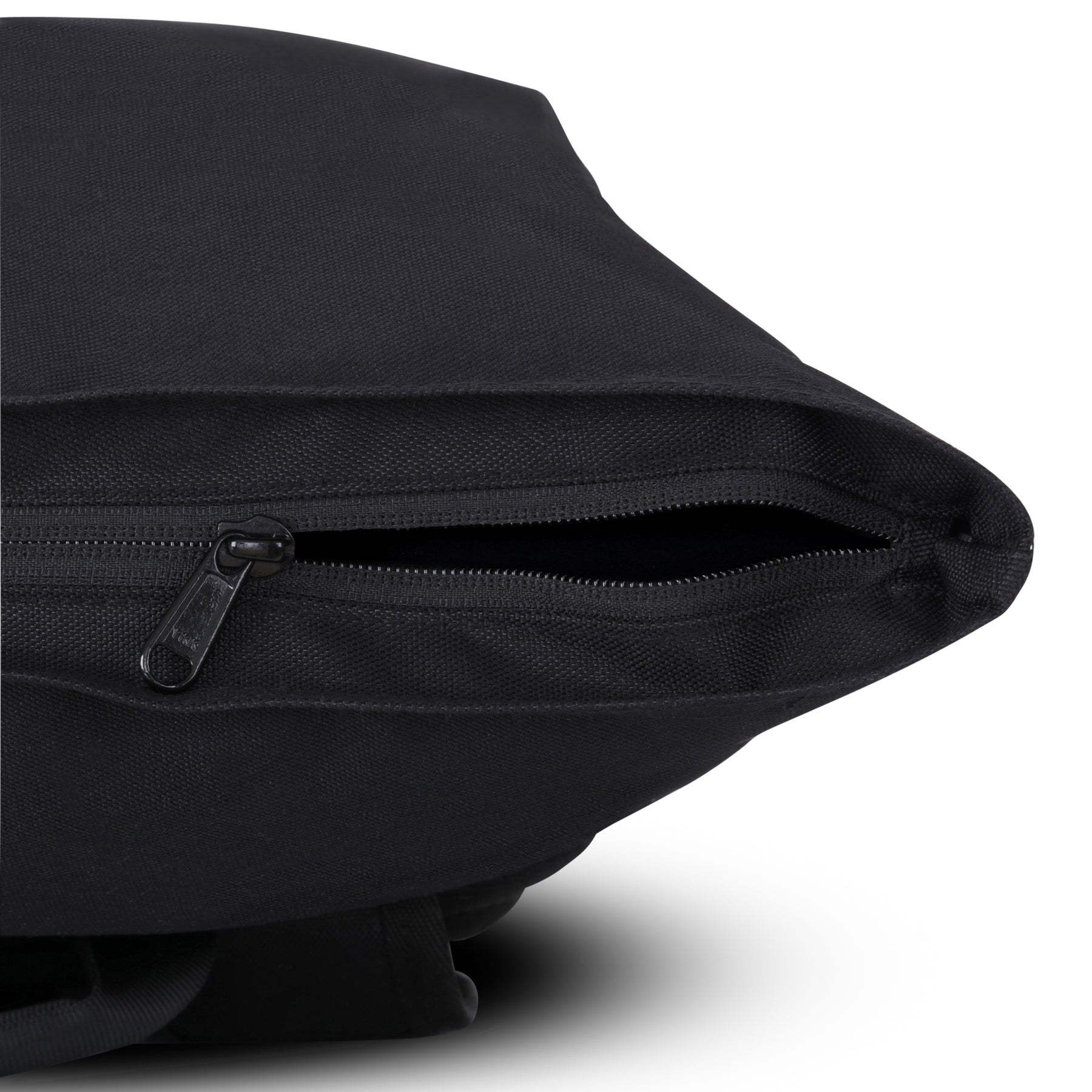 Nahaufnahme des schwarzen Reißverschlusses des Rolltop Rucksacks 'Allen Large' von Johnny Urban