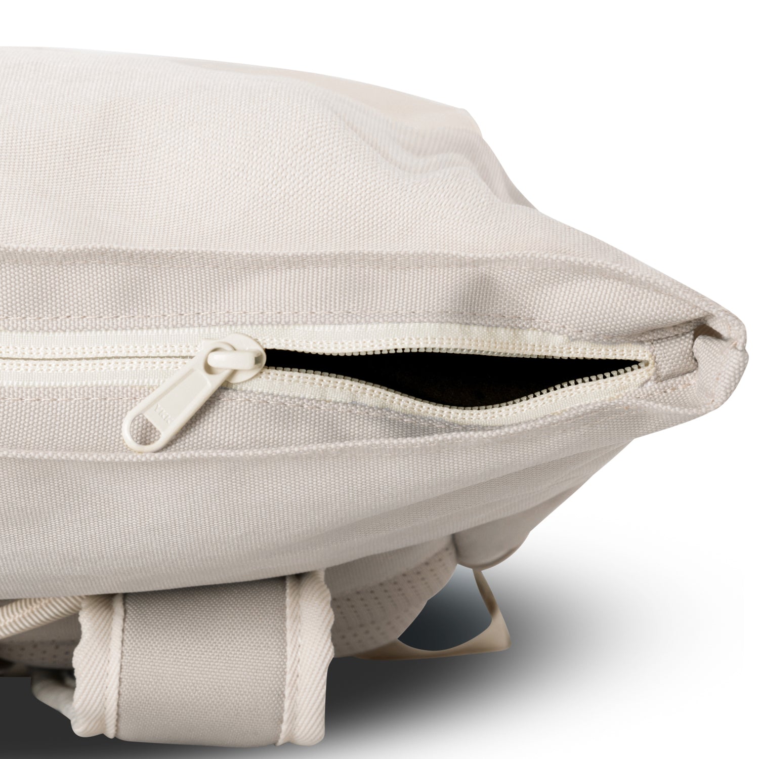 Sandfarbener Rolltop-Rucksack 'Allen Medium' von Johnny Urban mit geöffneter seitlicher Reißverschlusstasche