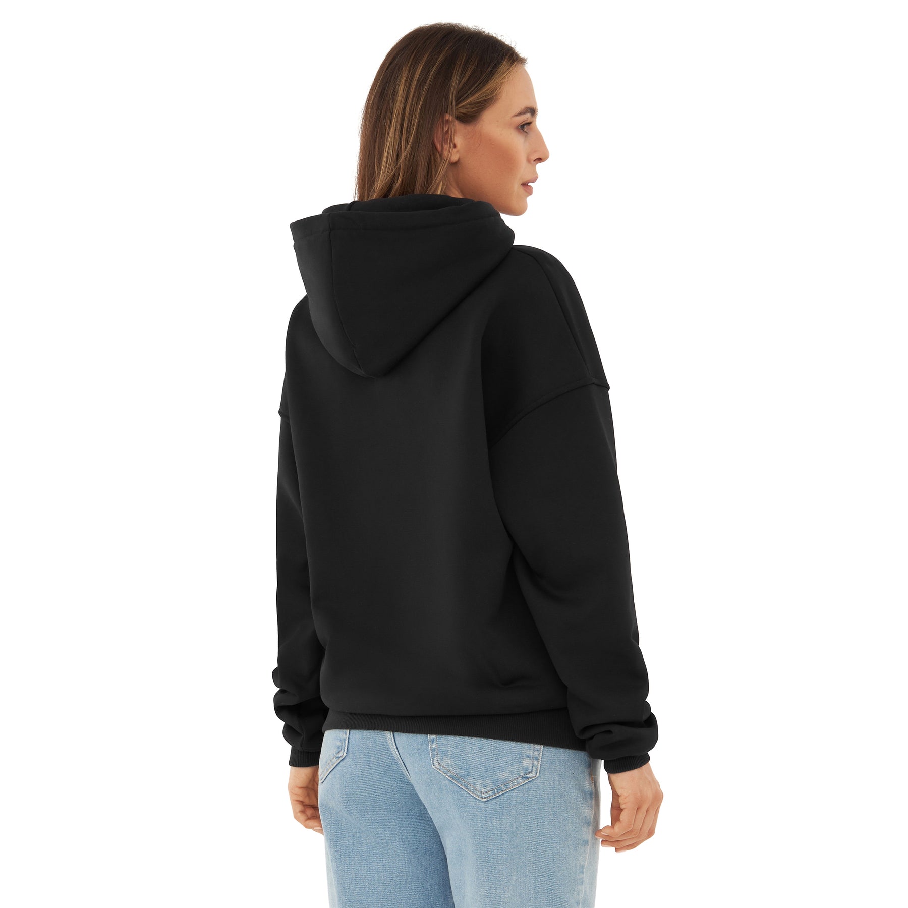 Rückansicht eines jungen Frau mit oversized Hoodie 'Cody' in Schwarz und hellblauer Jeans