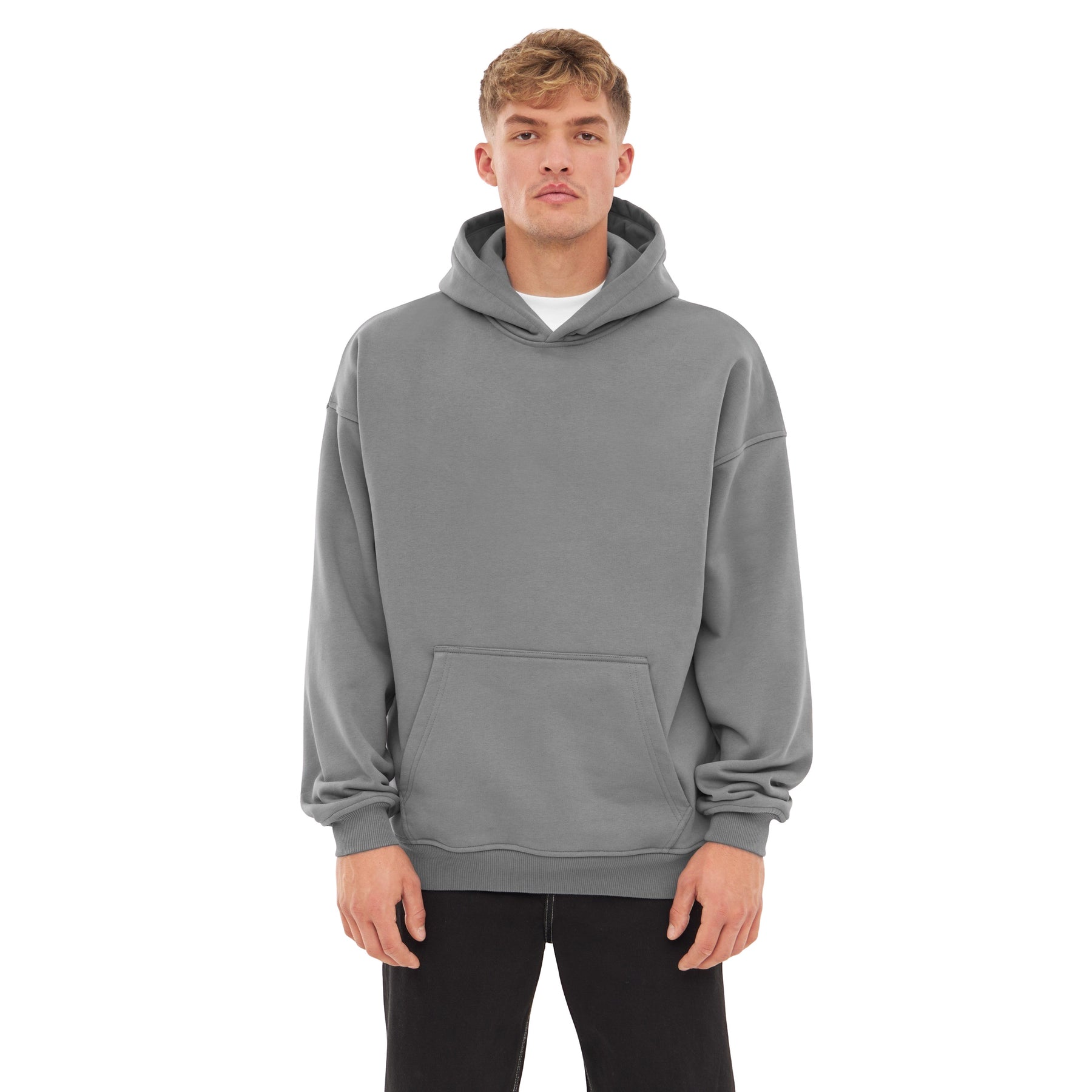 Mann trägt übergroßen grauen Hoodie 'Cody' mit Kängurutasche und Kapuze