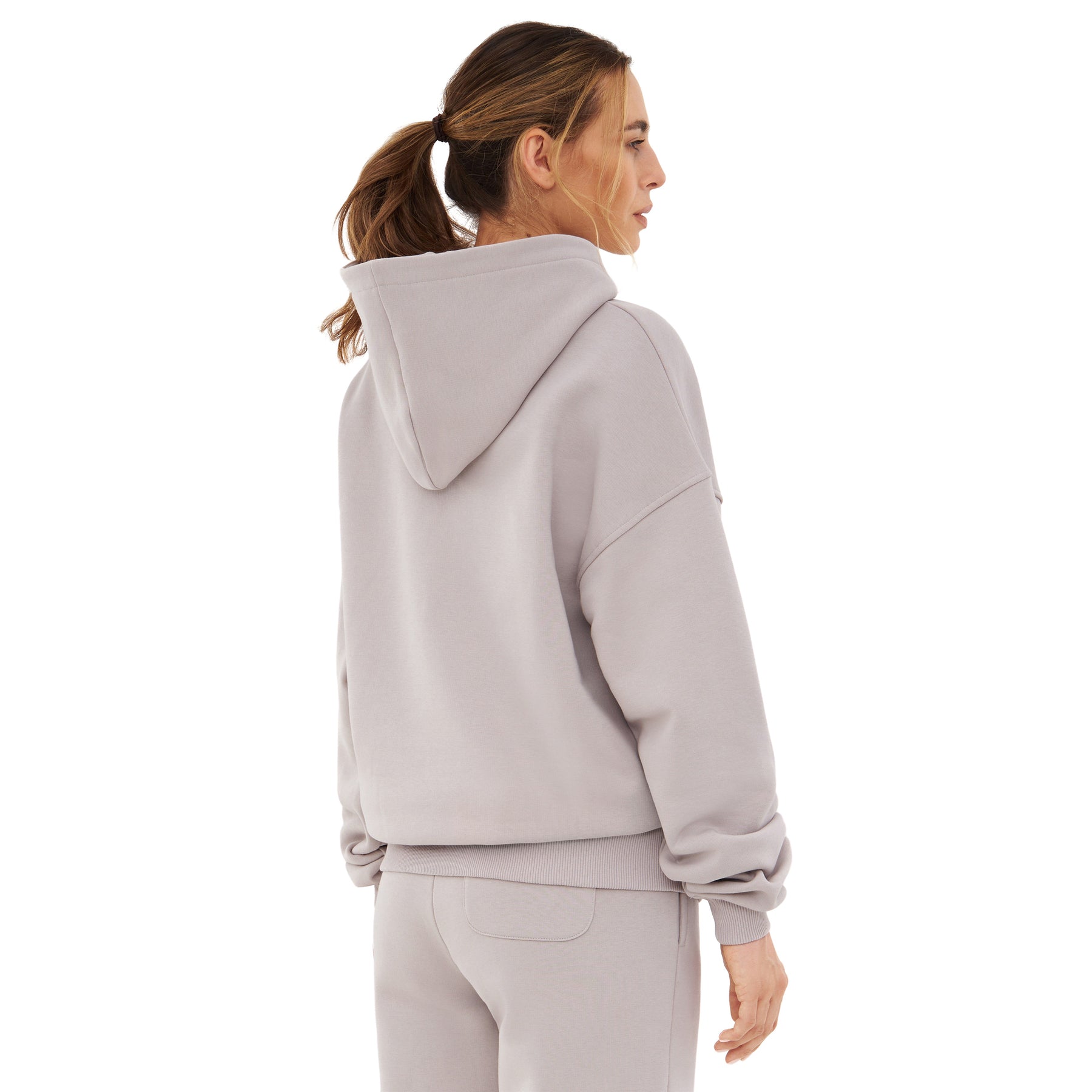 Frau von hinten mit oversized Hoodie 'Cody' in beige aus weichem Material