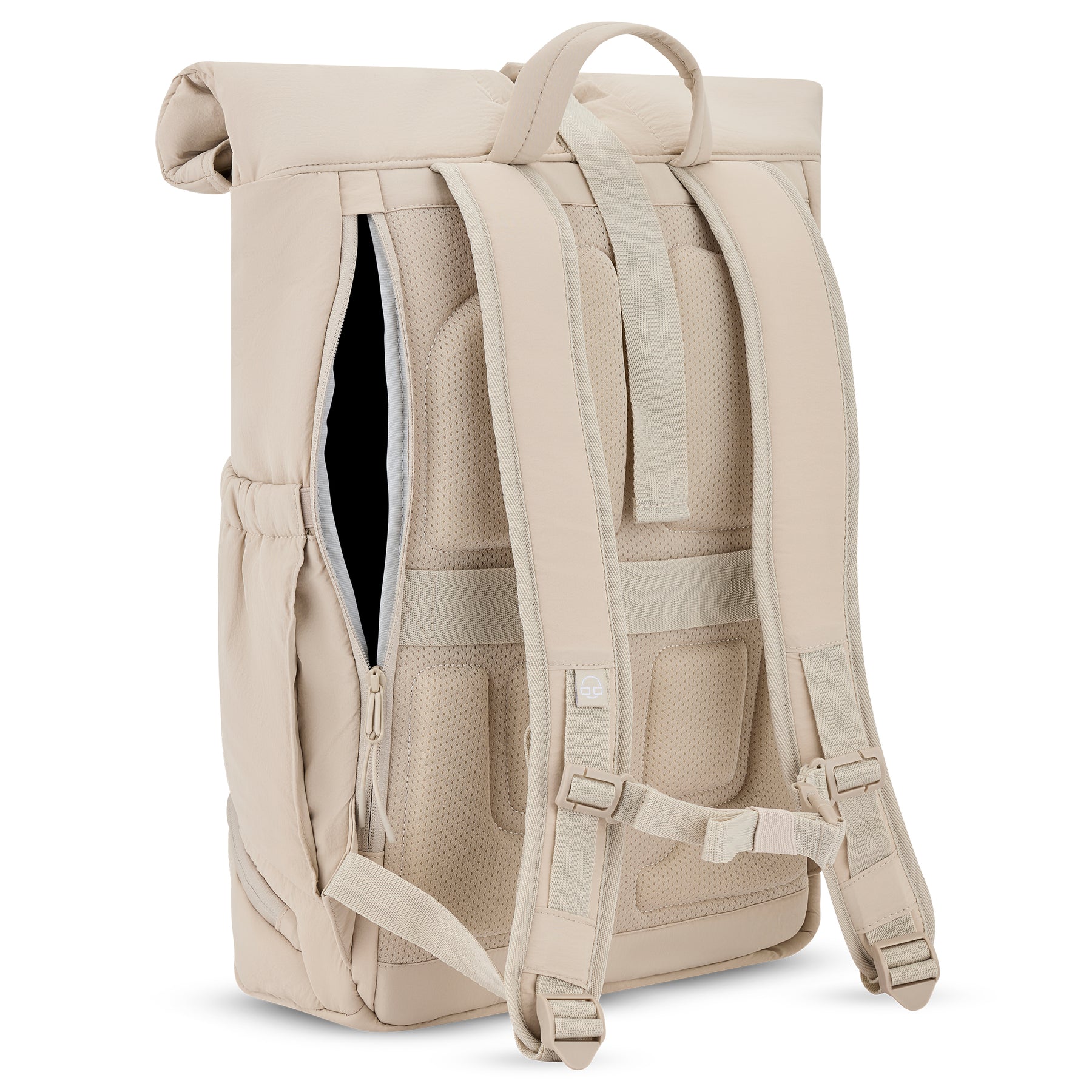 Rolltop Rucksack 'Kyle' von Johnny Urban in sandfarben, Rückseite mit gepolsterten Trägern und verstellbarem Brustgurt