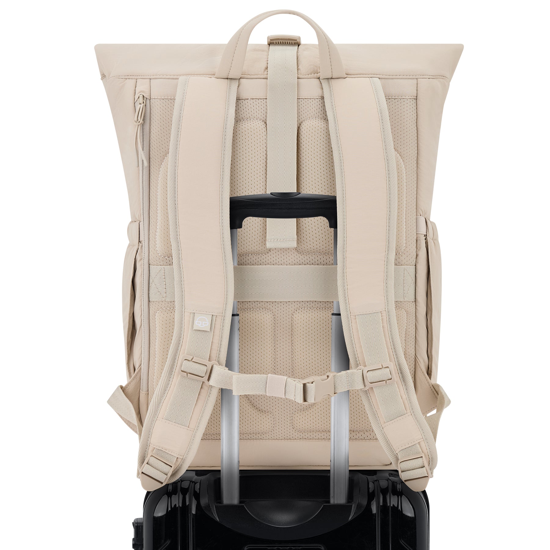 Rückseite des sandfarbenen Rolltop Rucksacks 'Kyle' von Johnny Urban mit Rückenpolsterung und Befestigung an einem Trolleygriff