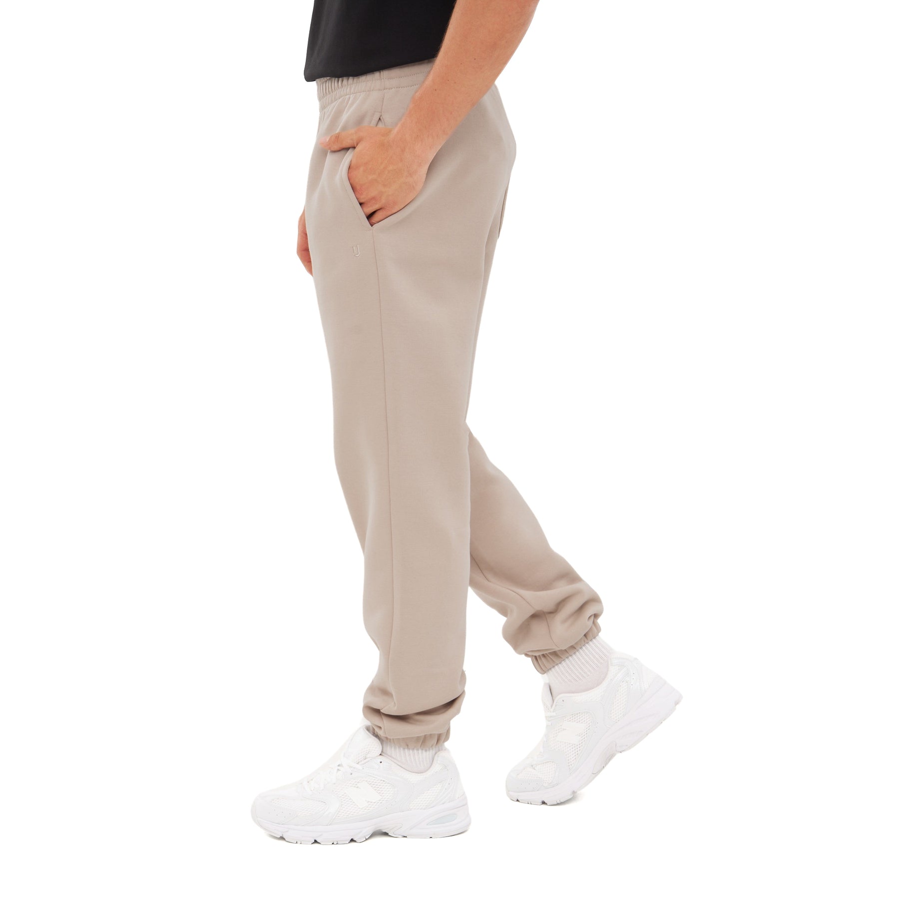 Beige Herren Jogginghose 'Owen' mit elastischem Bund und Bündchen, getragen mit weißen Sportschuhen