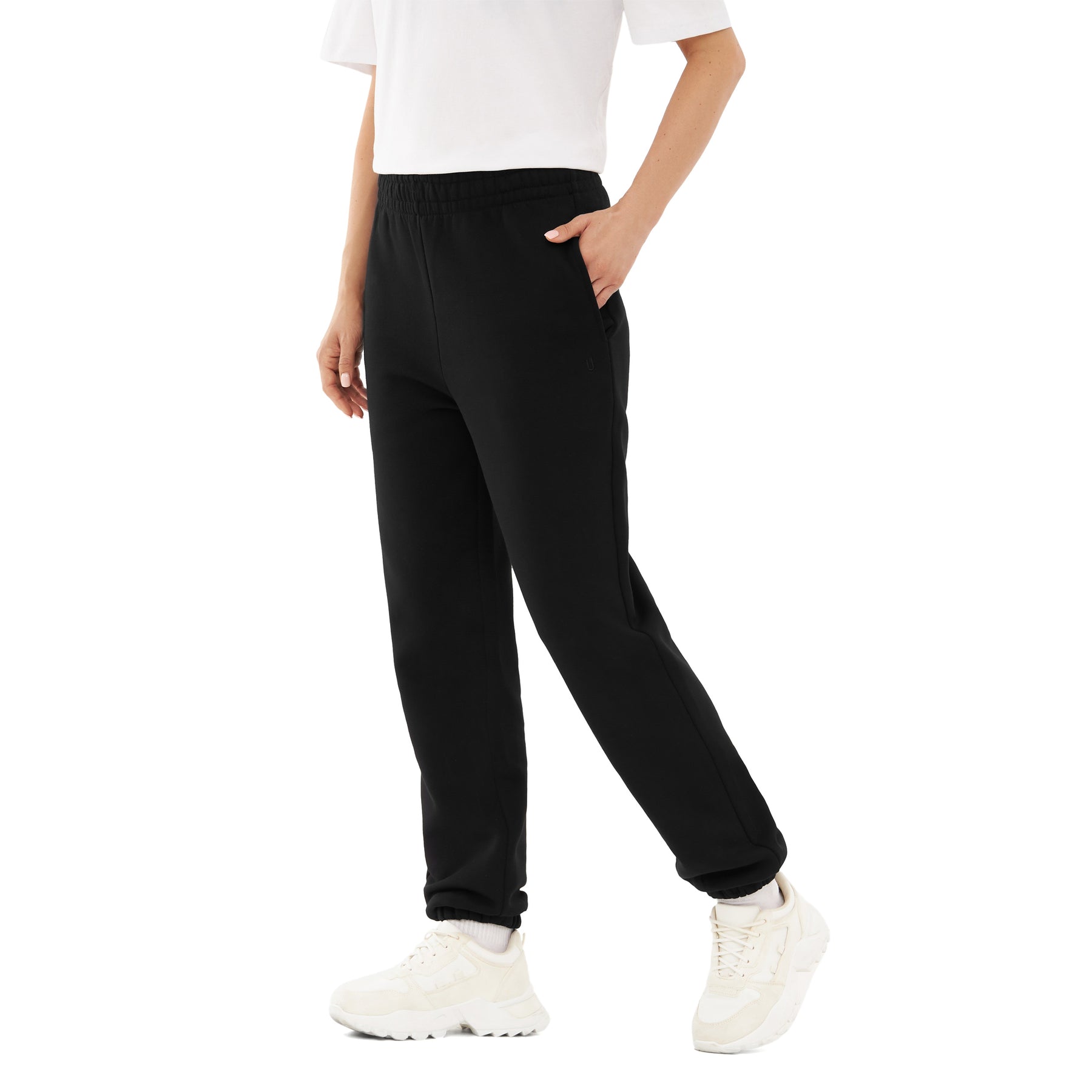 Damen trägt schwarze Jogginghose 'Owen' von Johnny Urban mit elastischem Bund und seitlichen Taschen