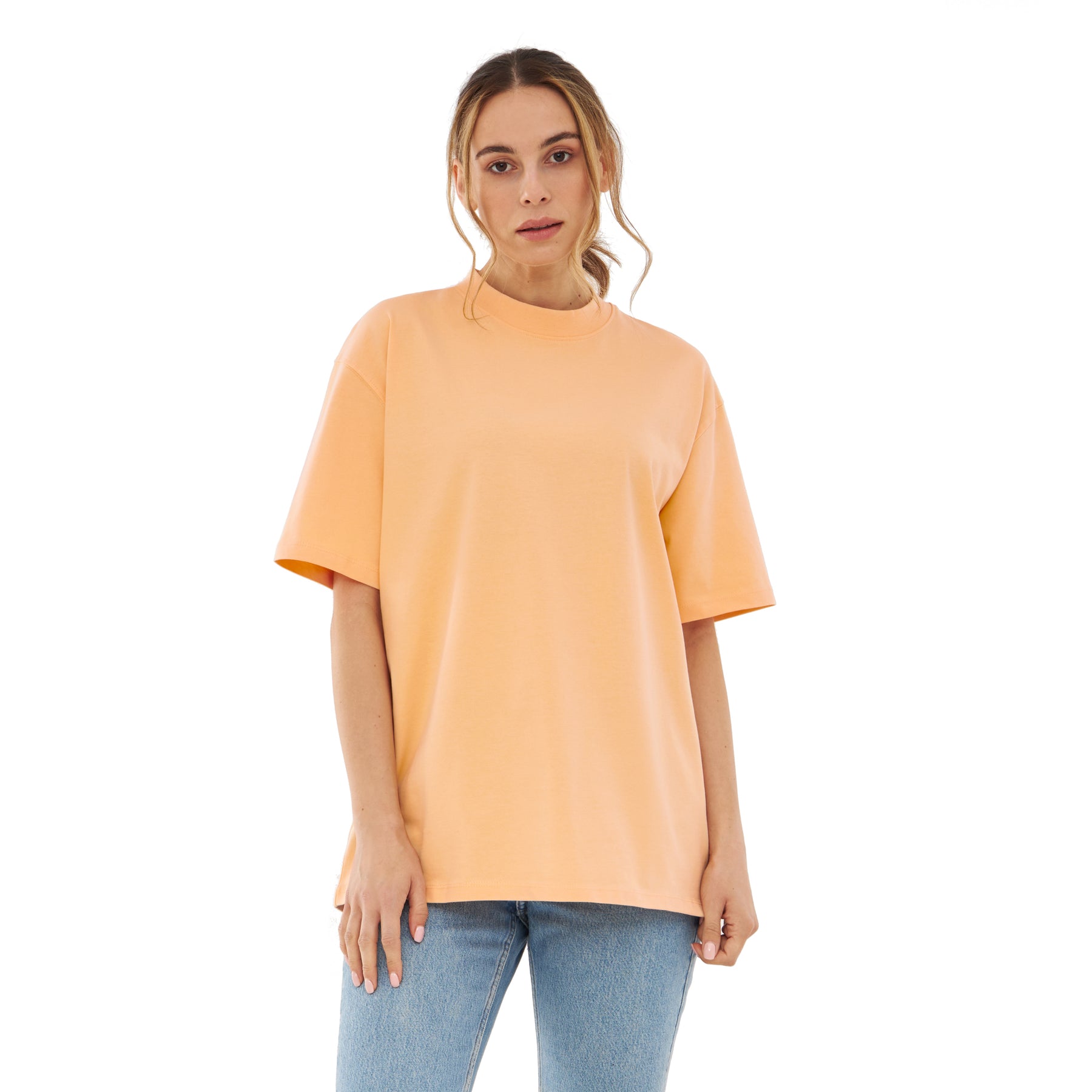 Frau trägt oversized T-Shirt 'Sammy' in Pfirsich mit kurzen Ärmeln und rundem Ausschnitt