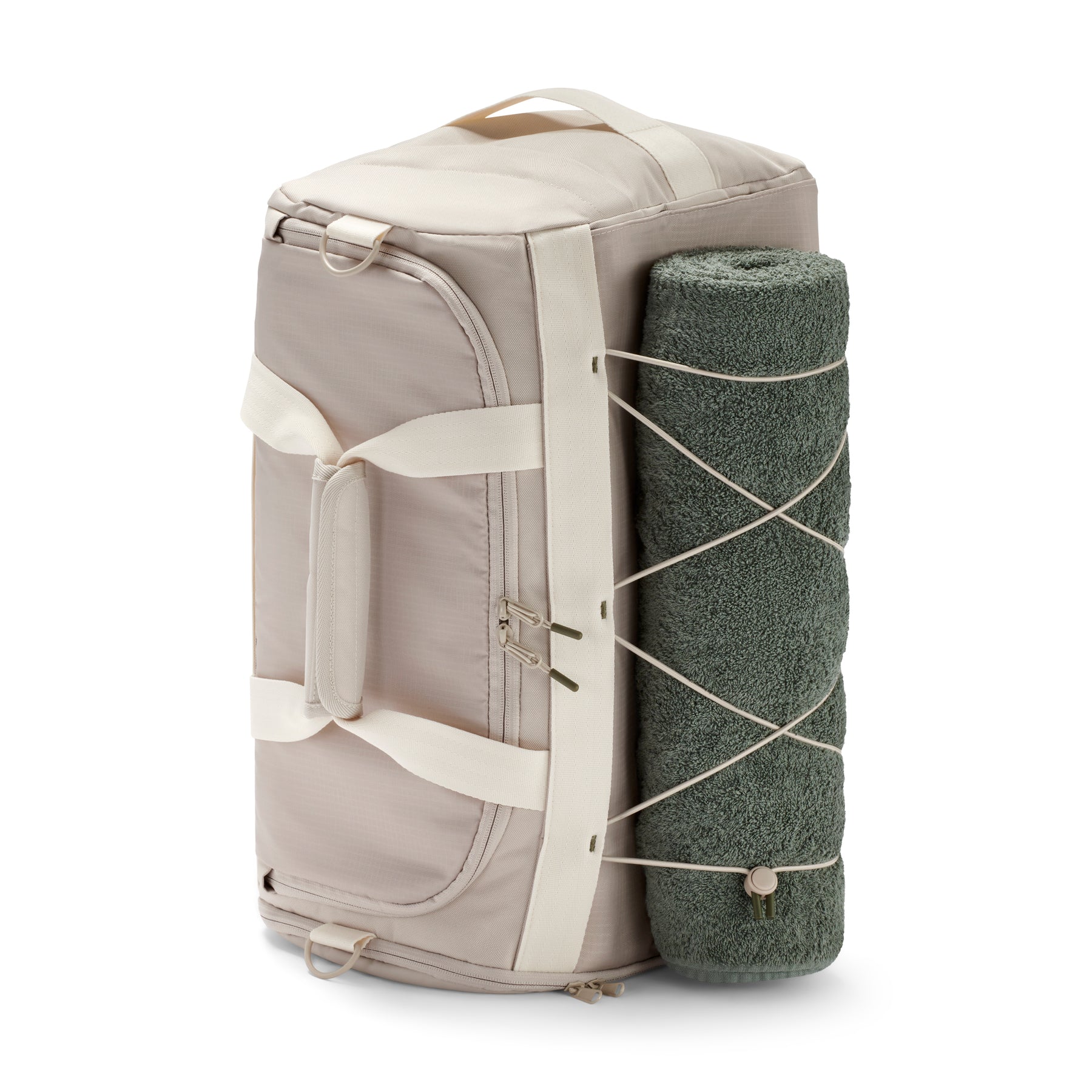 Beige Duffle Bag 'Shawn Medium' von Johnny Urban mit seitlich befestigtem, gerolltem dunkelgrünem Handtuch