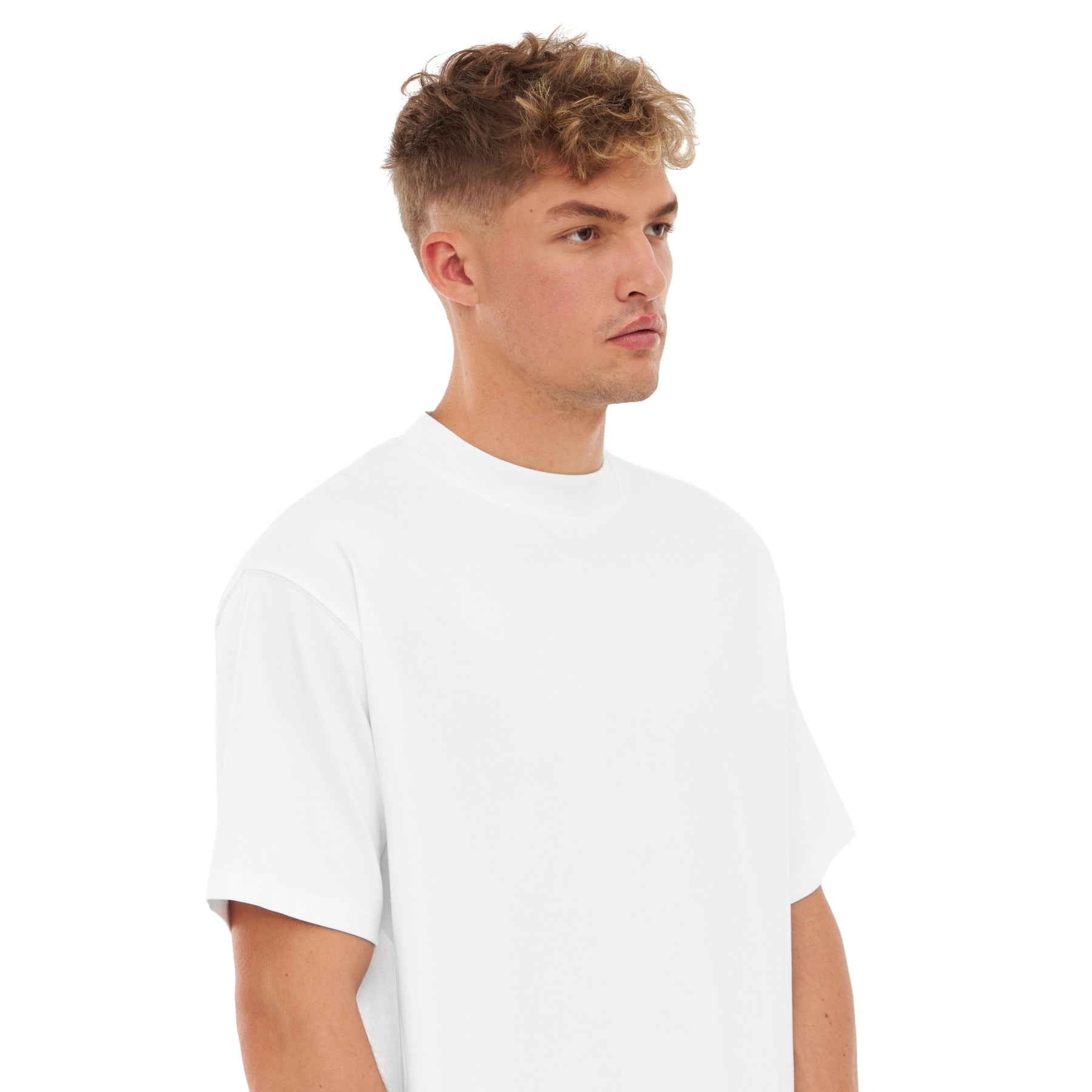 Mann mit kurzem lockigem Haar trägt weißes Johnny Urban T-Shirt 'Sammy' mit Rundhalsausschnitt