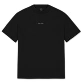 Schwarzes T-Shirt 'Sammy Johnny Urban' mit kleinem weißen 'Johnny Urban'-Schriftzug auf der Brust