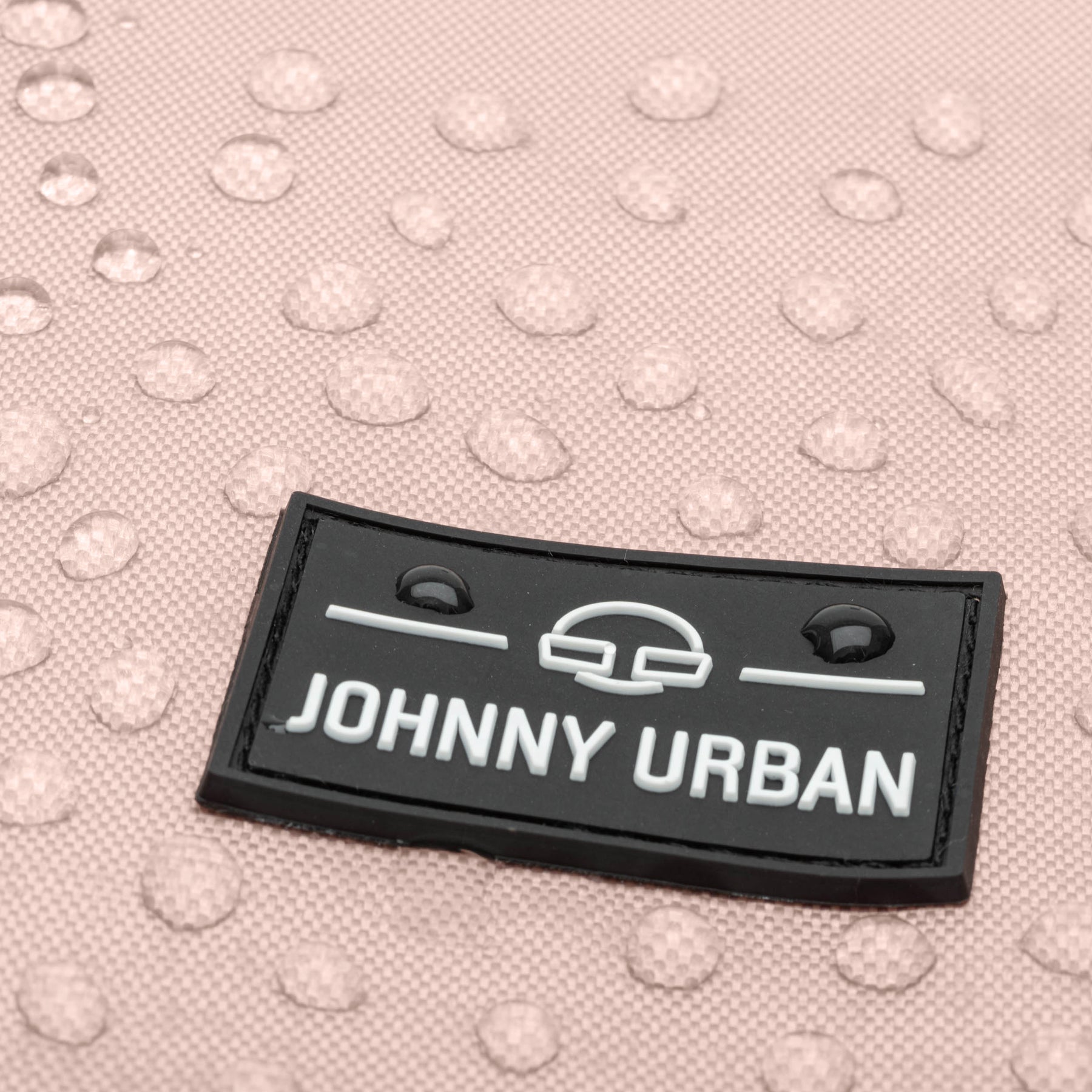 Nahaufnahme des Johnny Urban Logos auf einem rosa wasserabweisenden Turnbeutel