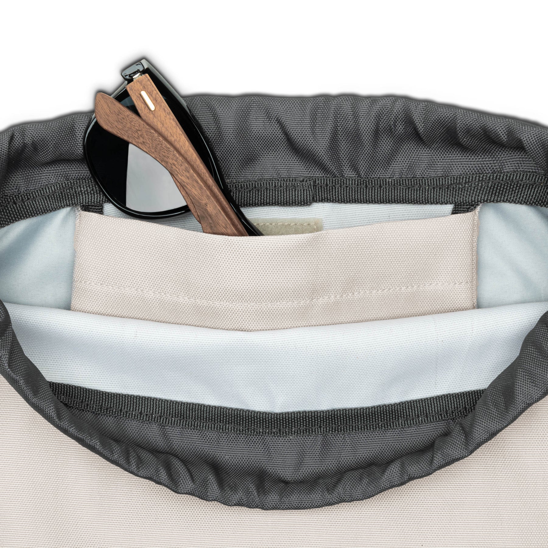 Turnbeutel 'Blake' mit schwarzem Innenrand und Eyewear mit Holzgestell in der Innentasche