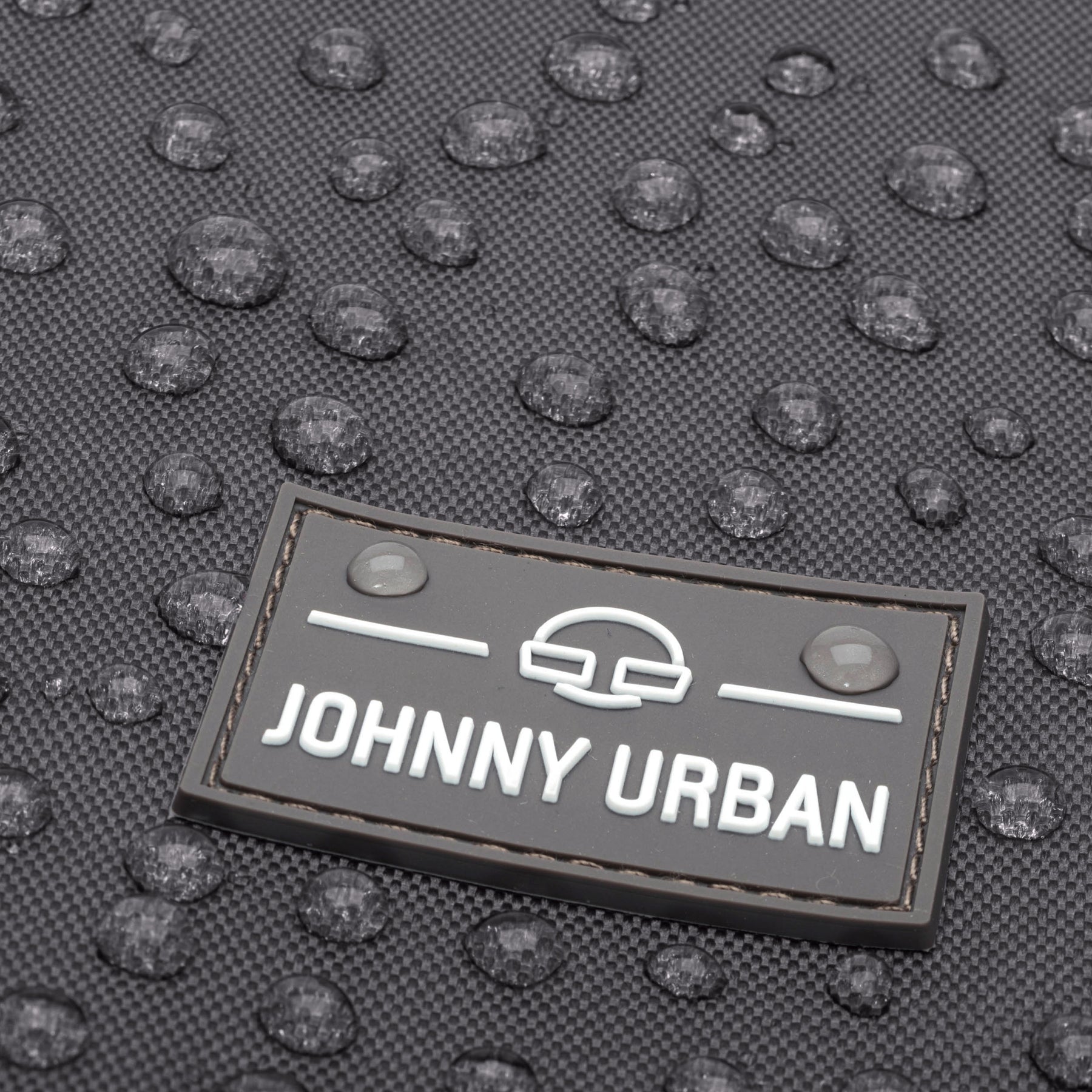 Nahaufnahme des wassergrauen Johnny Urban Turnbeutels 'Blake' mit Wassertropfen auf dem Material