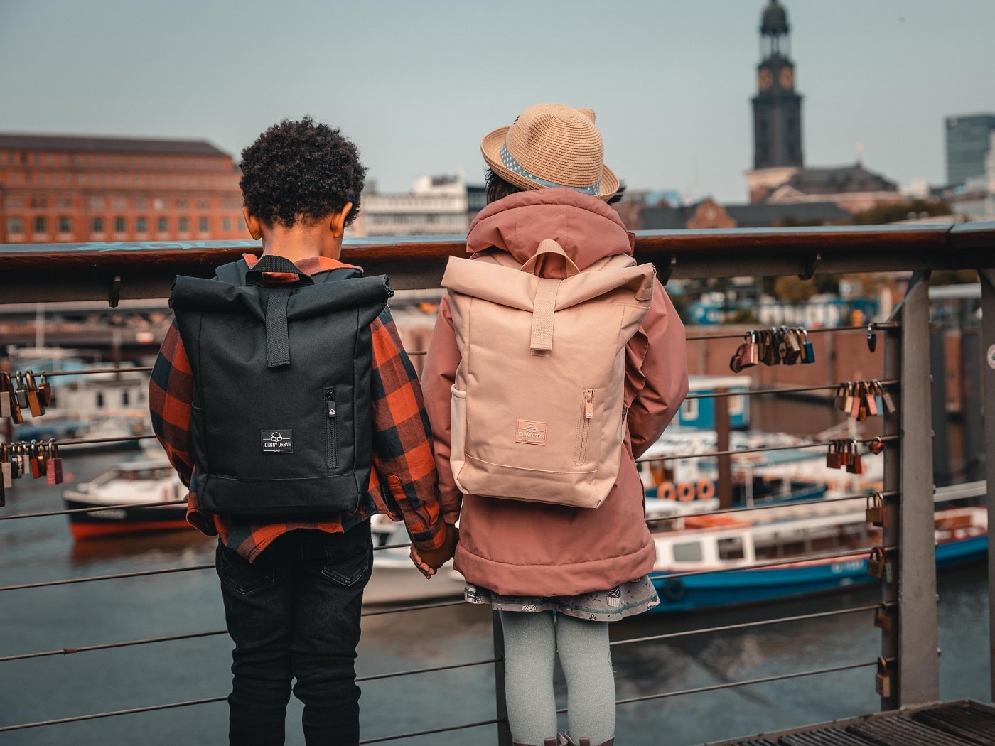 Rolltop Kinderrucksack Aaron in schwarz und rosa - Johnny Urban