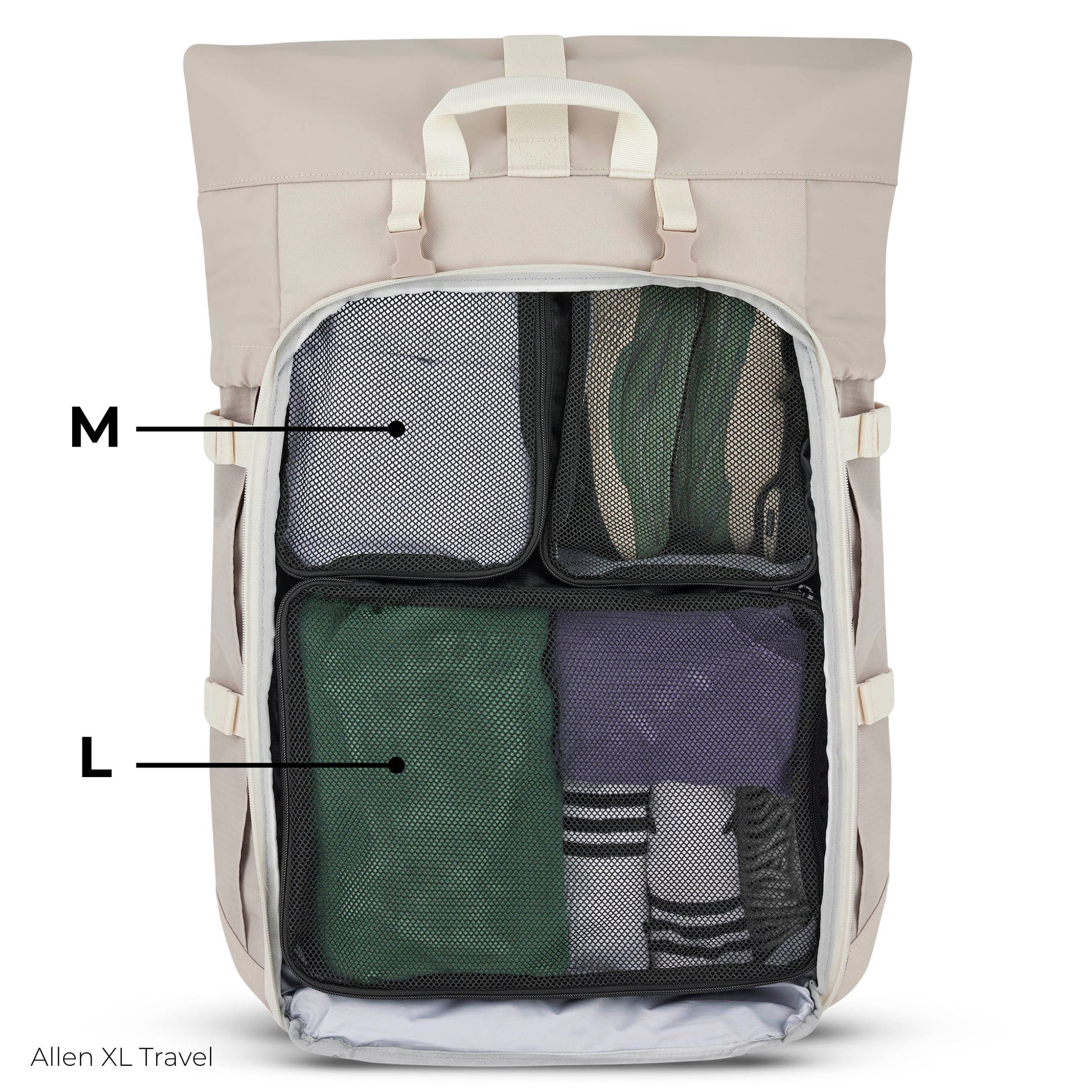 Beige Rucksack 'Allen XL Travel' geöffnet mit vier schwarzen Netz-Kleidertaschen in den Größen M und L gefüllt mit Kleidung