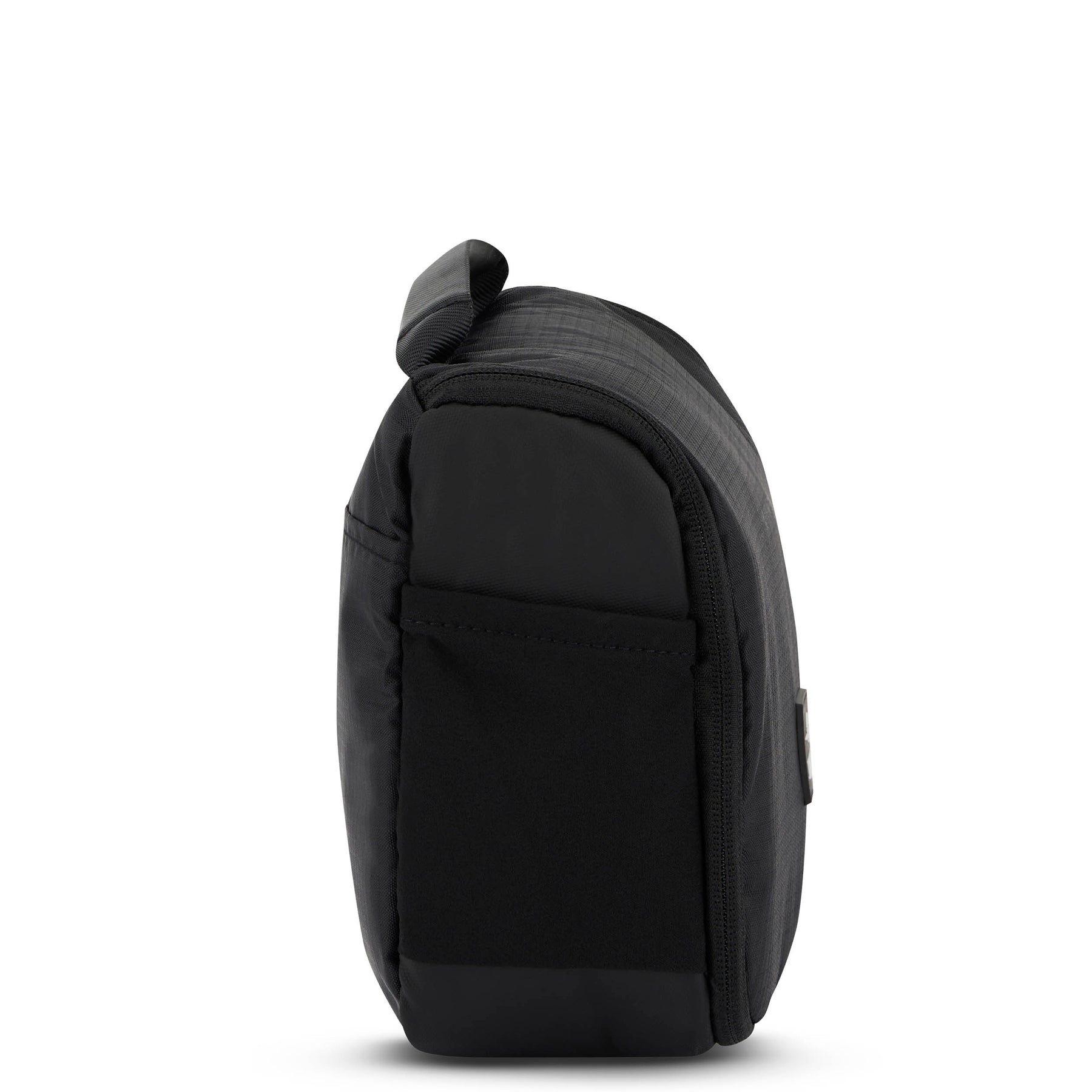 Schwarze Kulturtasche 'Logan' von Johnny Urban, seitliche Ansicht mit Schlaufe am Reißverschluss