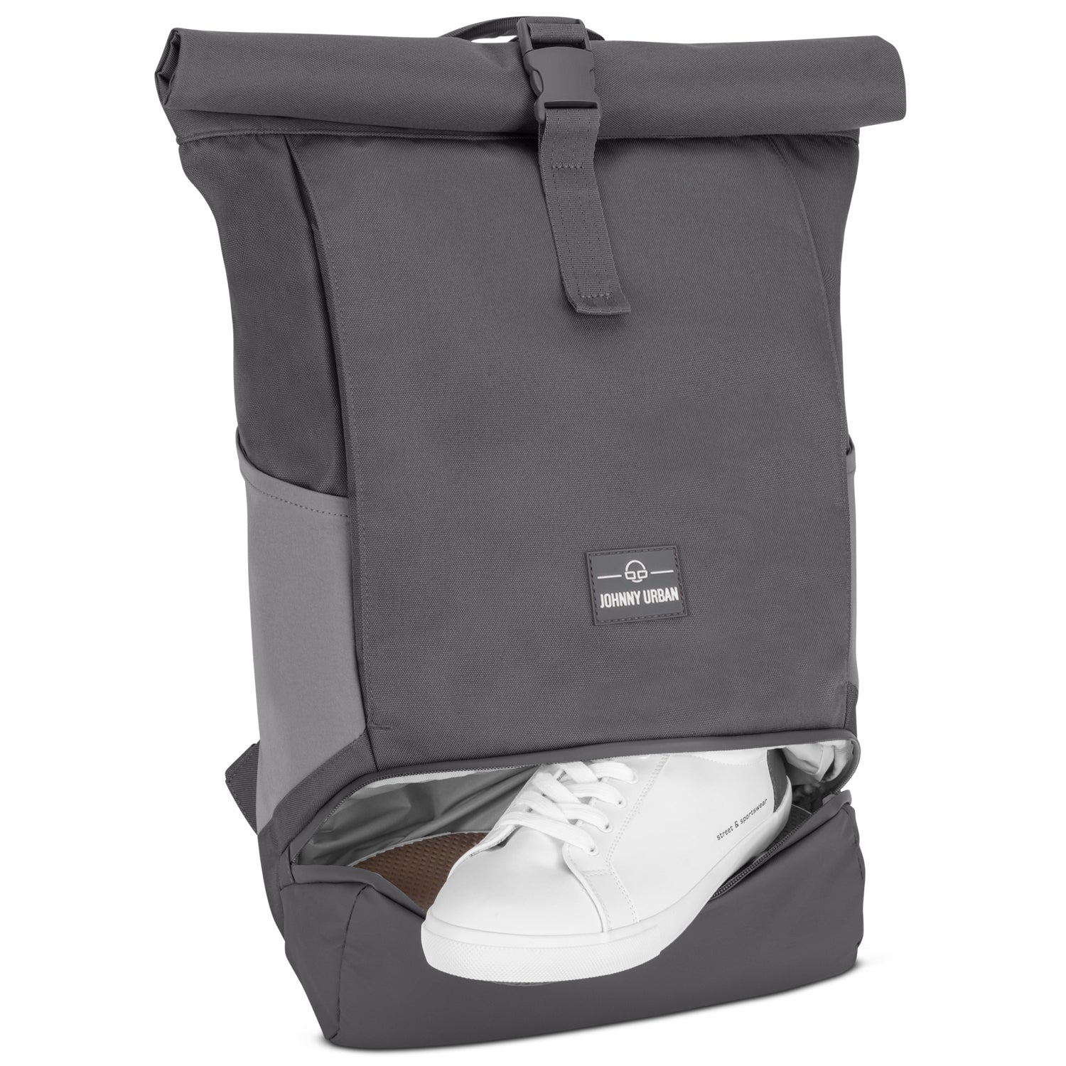 Grauer Johnny Urban Rolltop Rucksack 'Allen Large' mit Bodenfach und weißem Sneaker darin