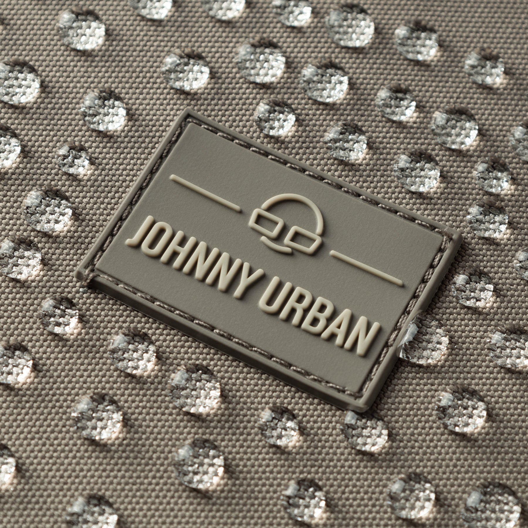 Nahe Ansicht des wasserabweisenden Johnny Urban Halbmondtasche Ally XL mit Tropfen auf der Oberfläche