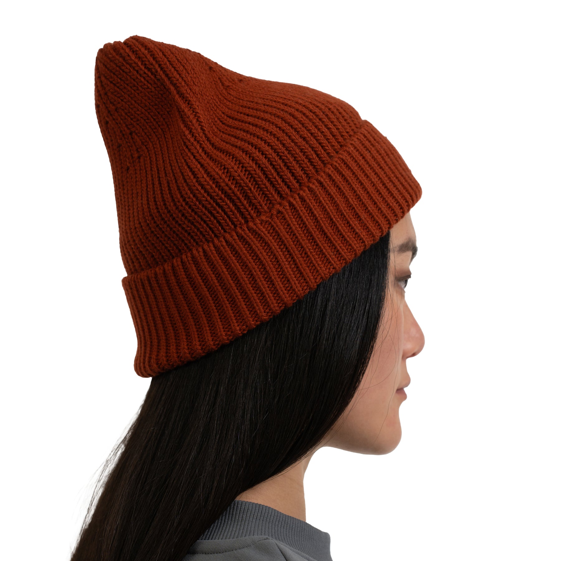 Damenprofil mit rostroter gestrickter Beanie-Mütze 'Billie' von Johnny Urban