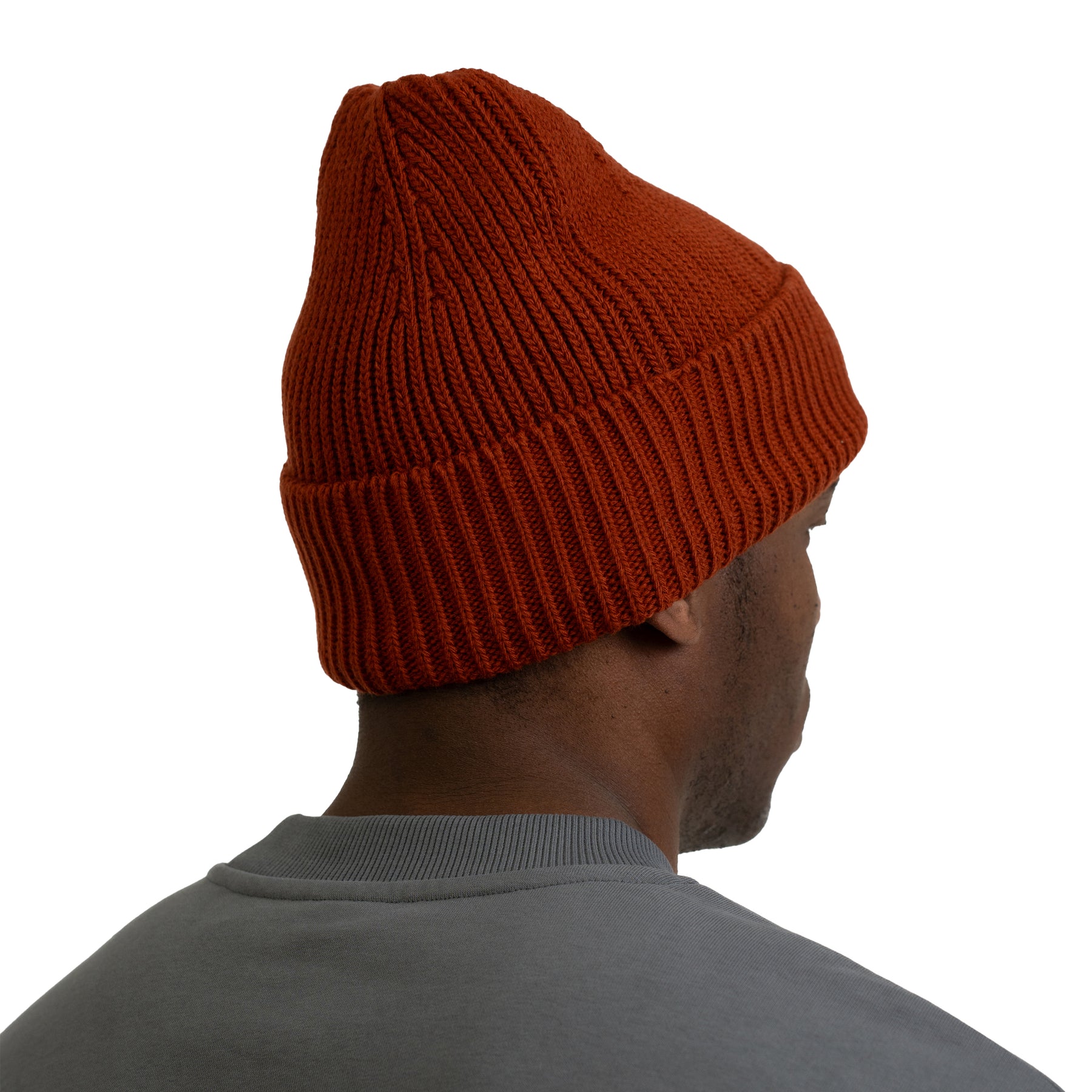 Männliches Modell von hinten mit rostroter Strickmütze 'Billie' von Johnny Urban und grauem Pullover