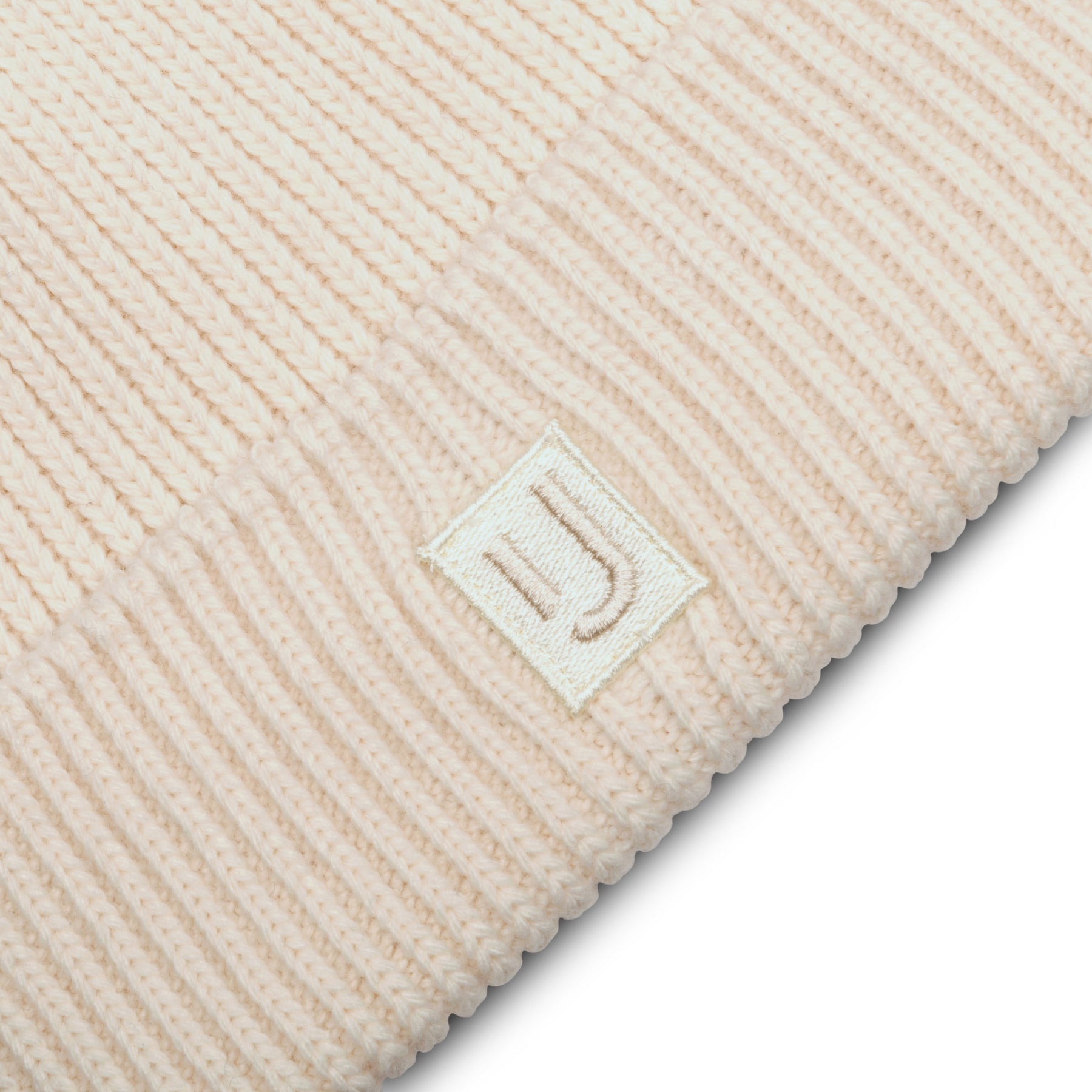 Cremefarbene Strickmütze 'Billie' von Johnny Urban mit eingesticktem Logo-Patch