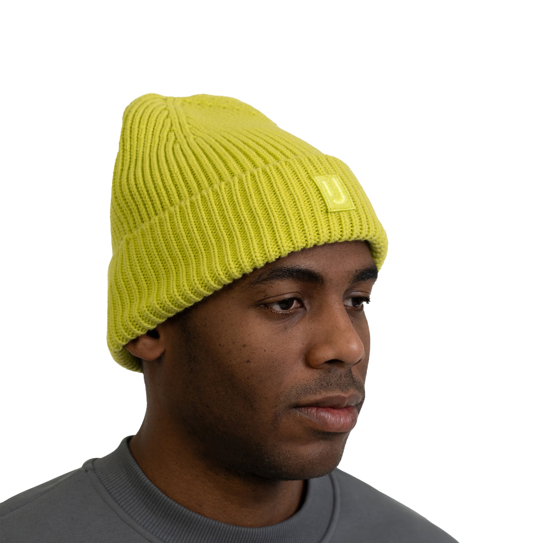 Mann trägt limefarbene gerippte Strickmütze 'Billie' von Johnny Urban