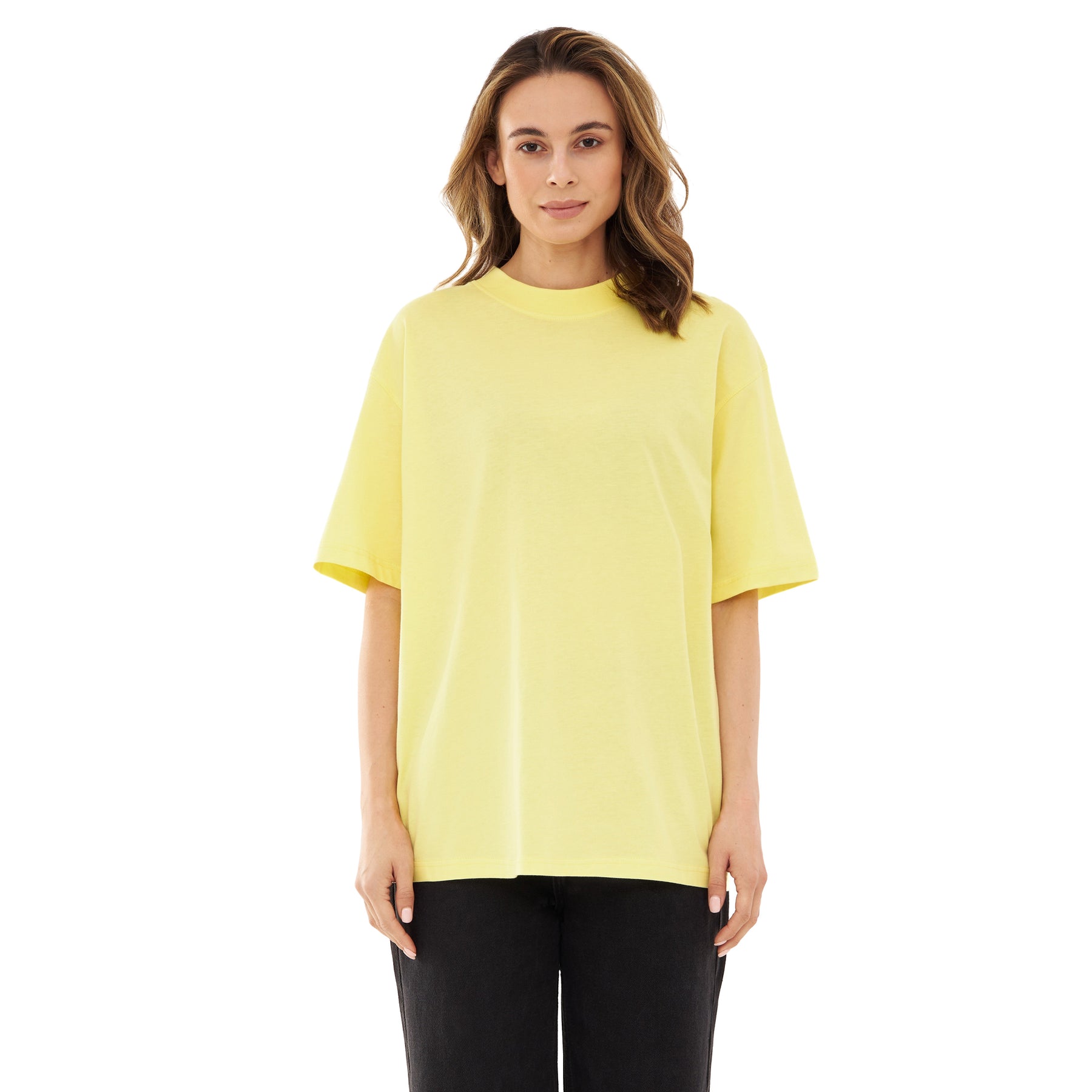 Frau trägt oversize gelbes T-Shirt 'Sammy JU' mit kurzen Ärmeln und schwarzer Hose