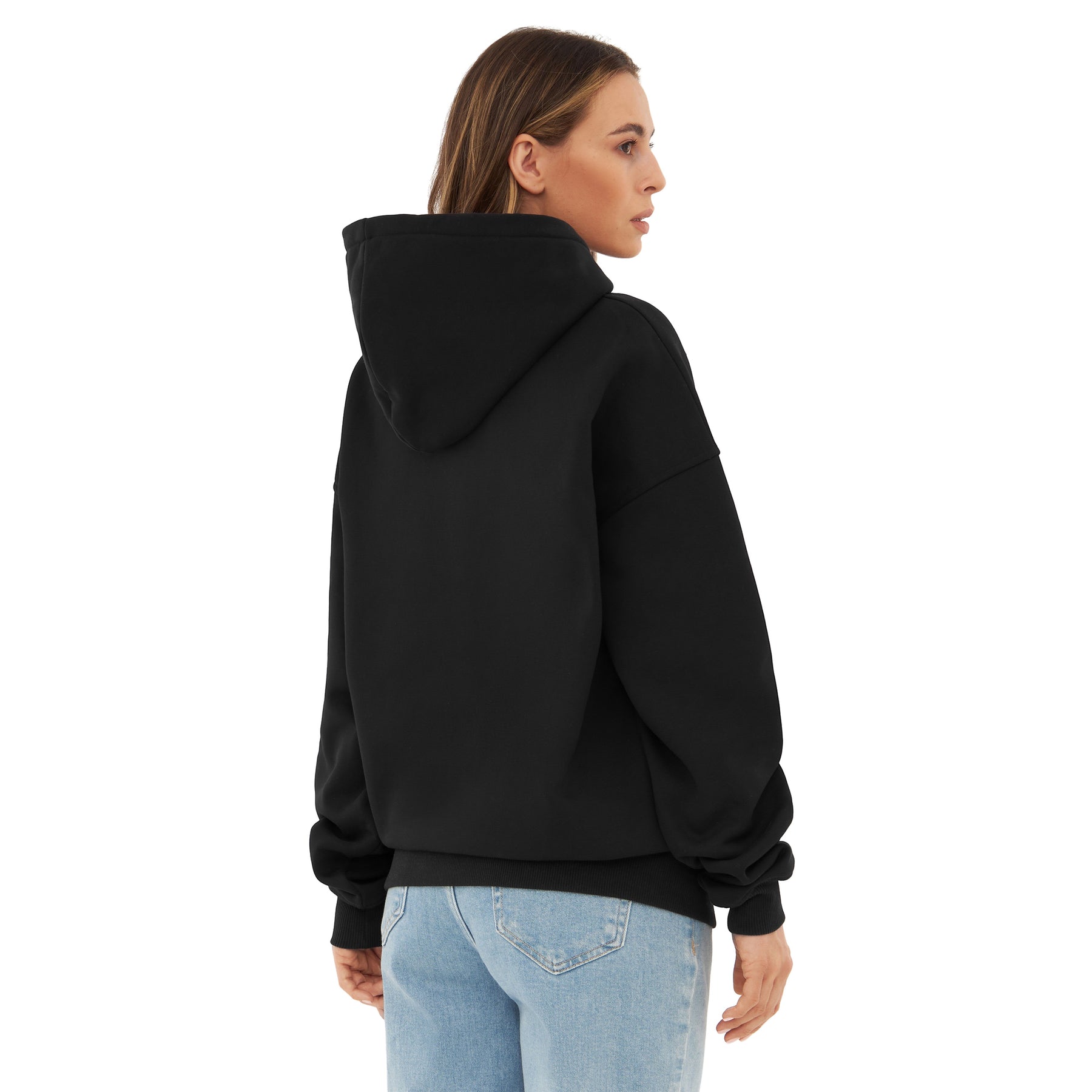 Rückansicht einer Frau mit schwarzem übergroßen Hoodie 'Cody' von Johnny Urban und hellblauen Jeans