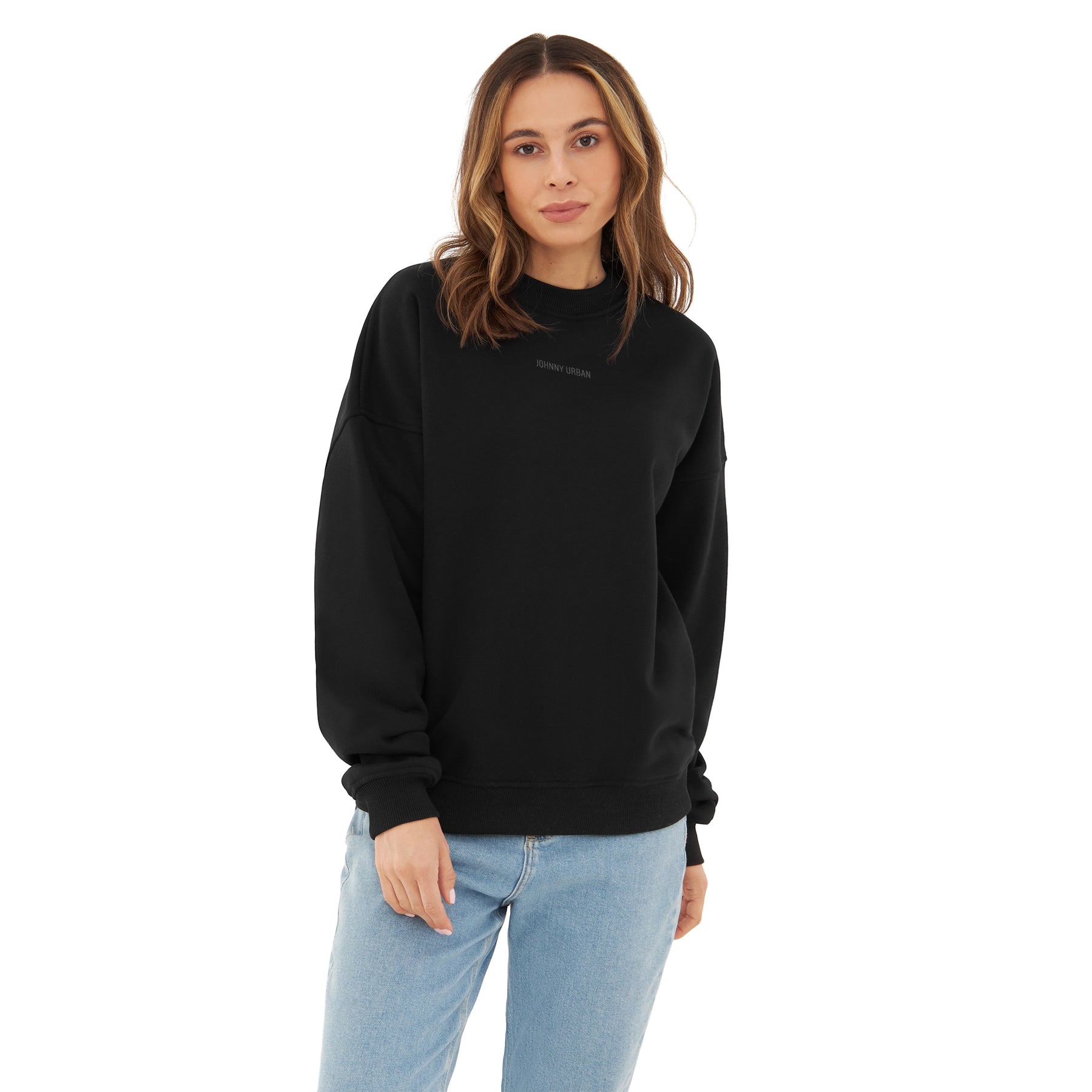 Frau trägt schwarze oversized Crewneck Sweatshirt mit 'Johnny Urban' Print und blauen Jeans