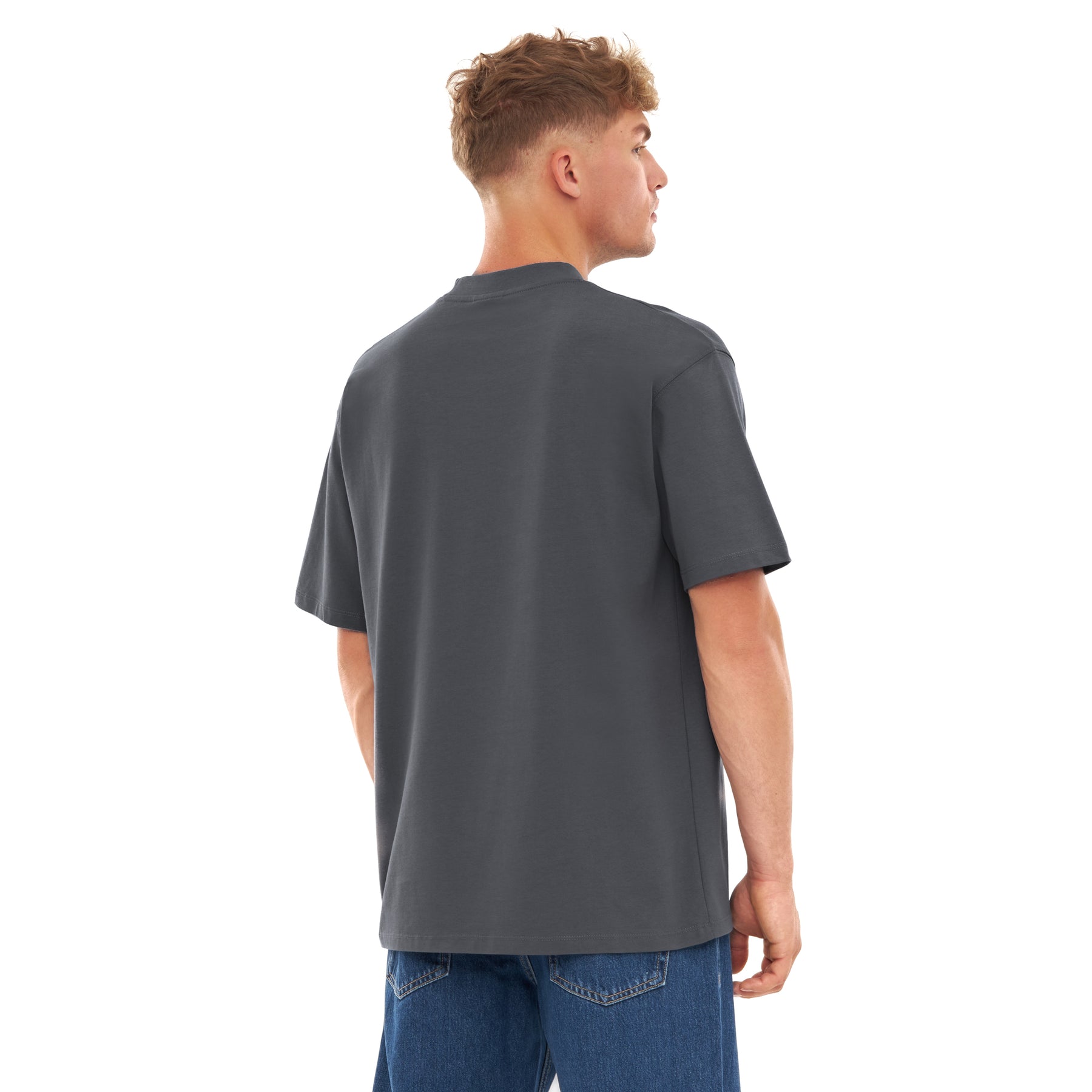 Mann mit Oversized-T-Shirt 'Sammy' in Grau von Johnny Urban, Rückansicht, kombiniert mit blauer Jeans