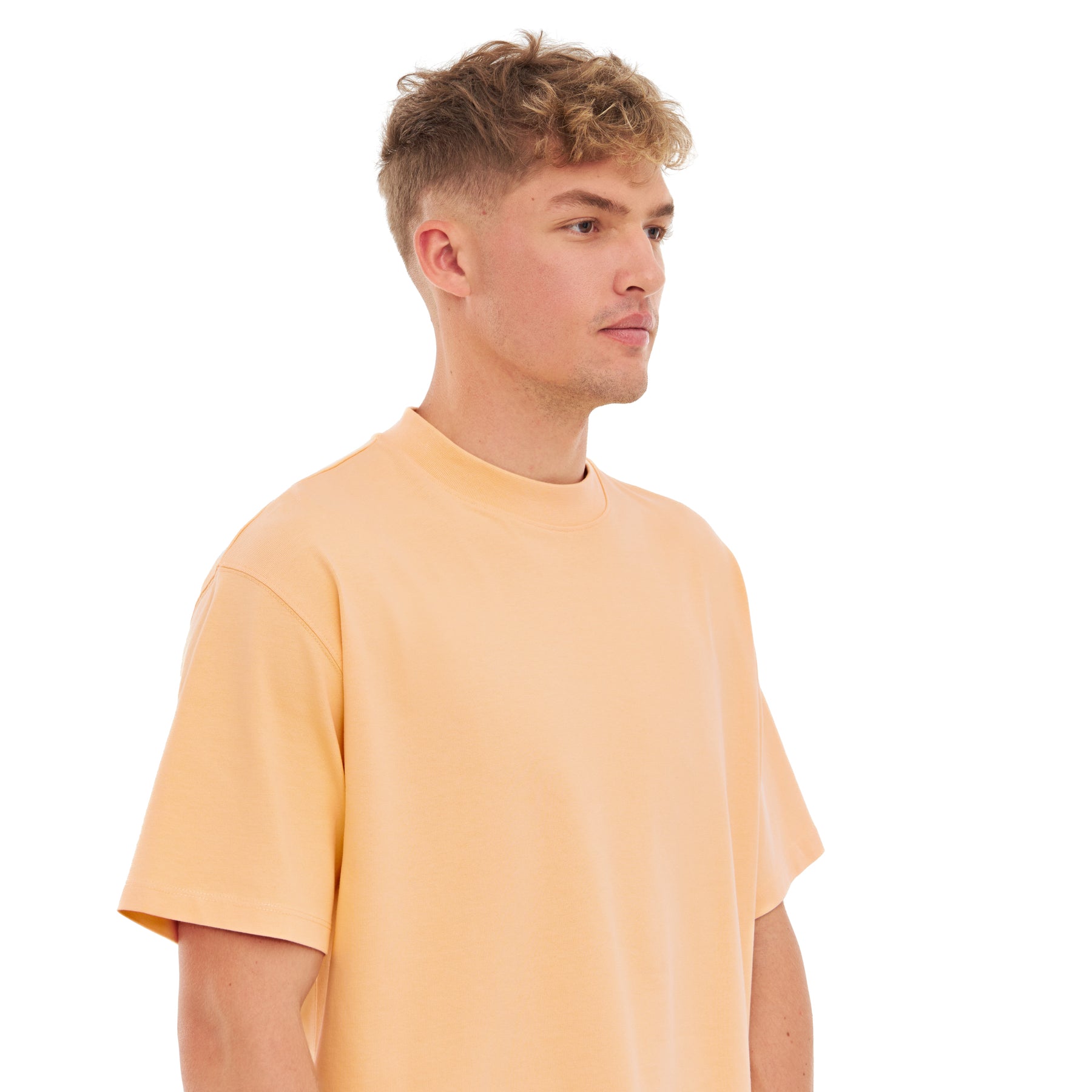 Mann trägt übergroßes T-Shirt ‚Sammy‘ in Pfirsichfarbe von Johnny Urban
