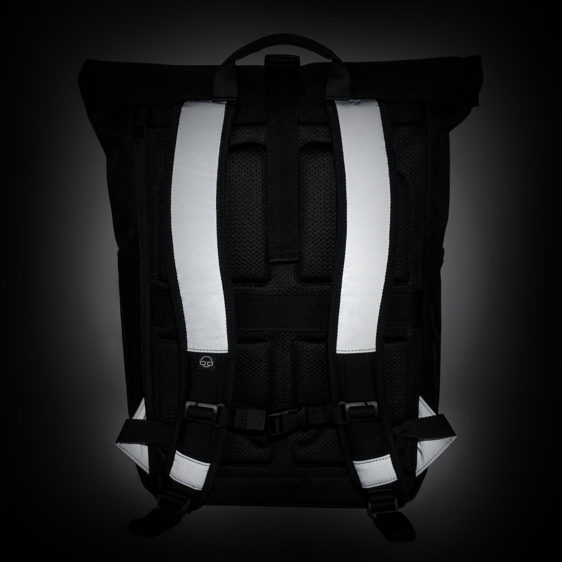 Rückansicht des schwarzen Rolltop Rucksacks 'Allen Large' mit reflektierenden hellen Schultergurten und gepolstertem Rückenbereich