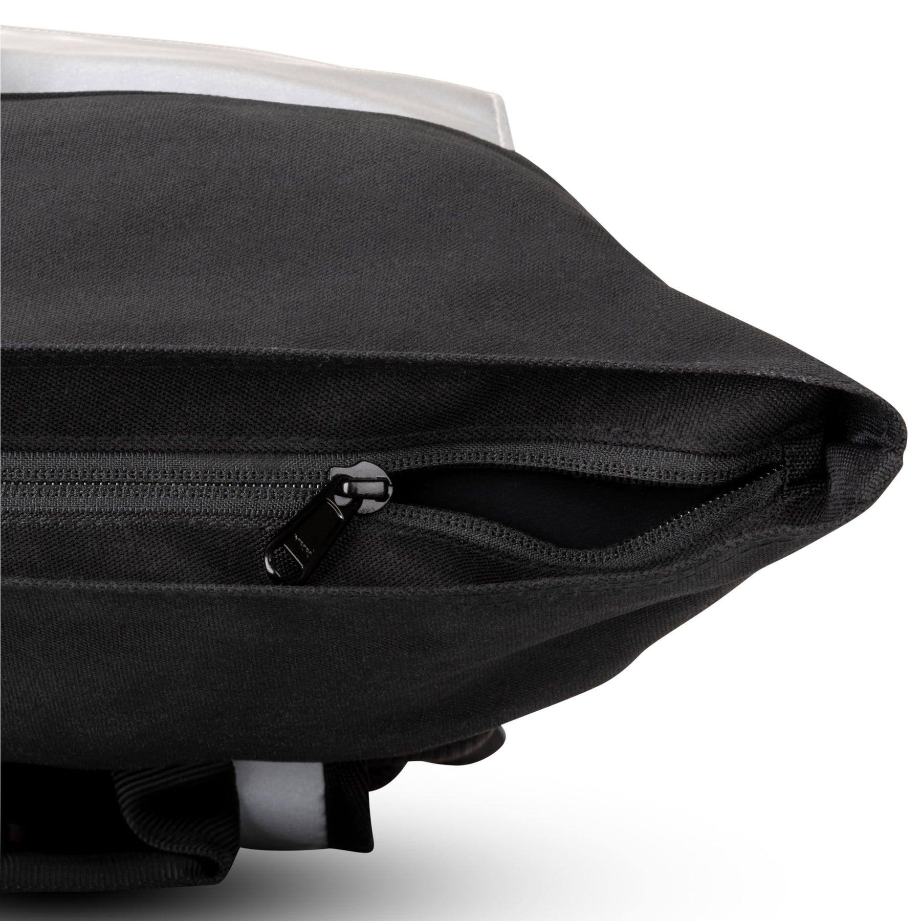 Schwarzer Rolltop Rucksack 'Allen Medium' mit geschlossenem Reißverschluss, Fokus auf obere Naht
