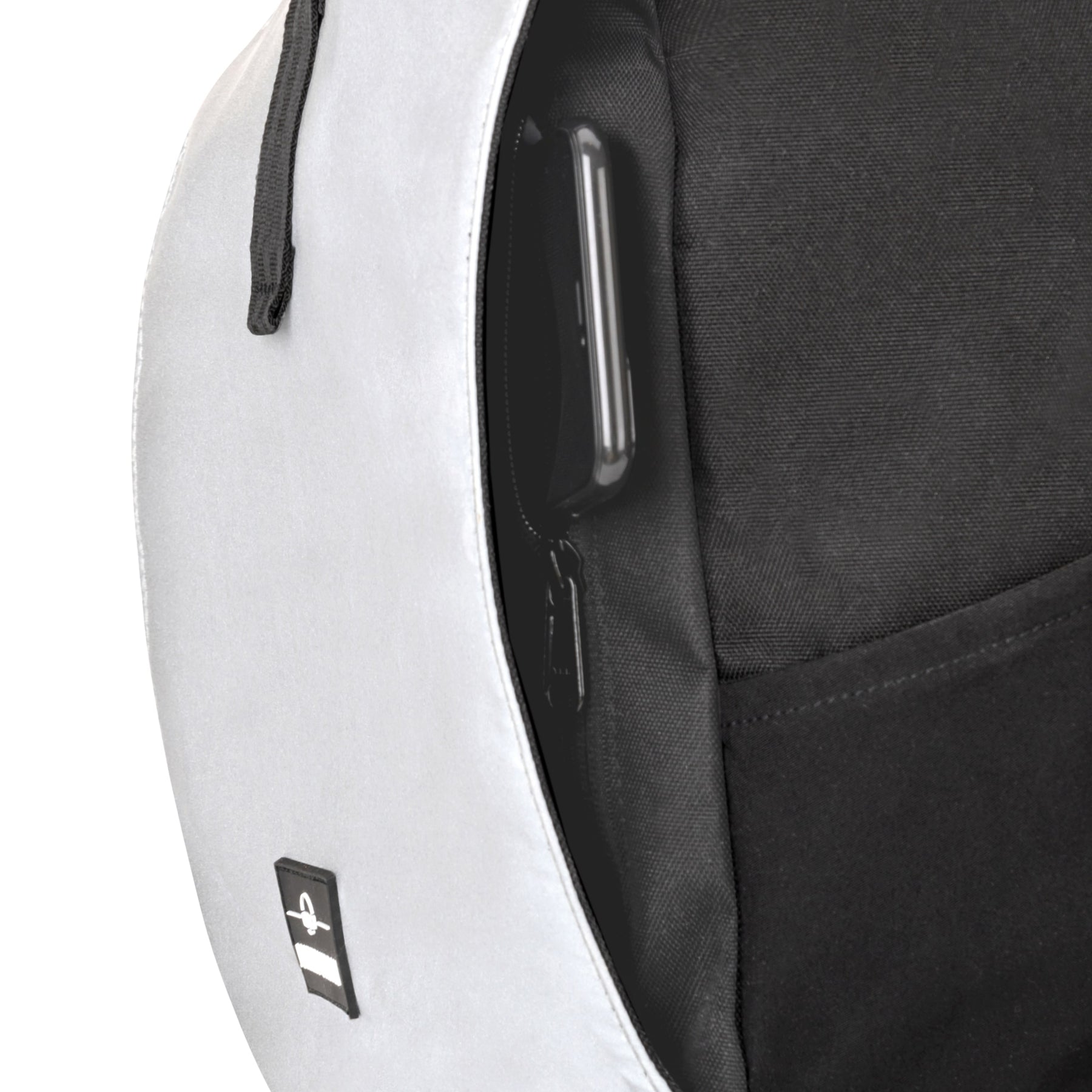 Reflektierender Rolltop Rucksack Allen Medium in Silber mit seitlicher Tasche, darin ein Mobiltelefon