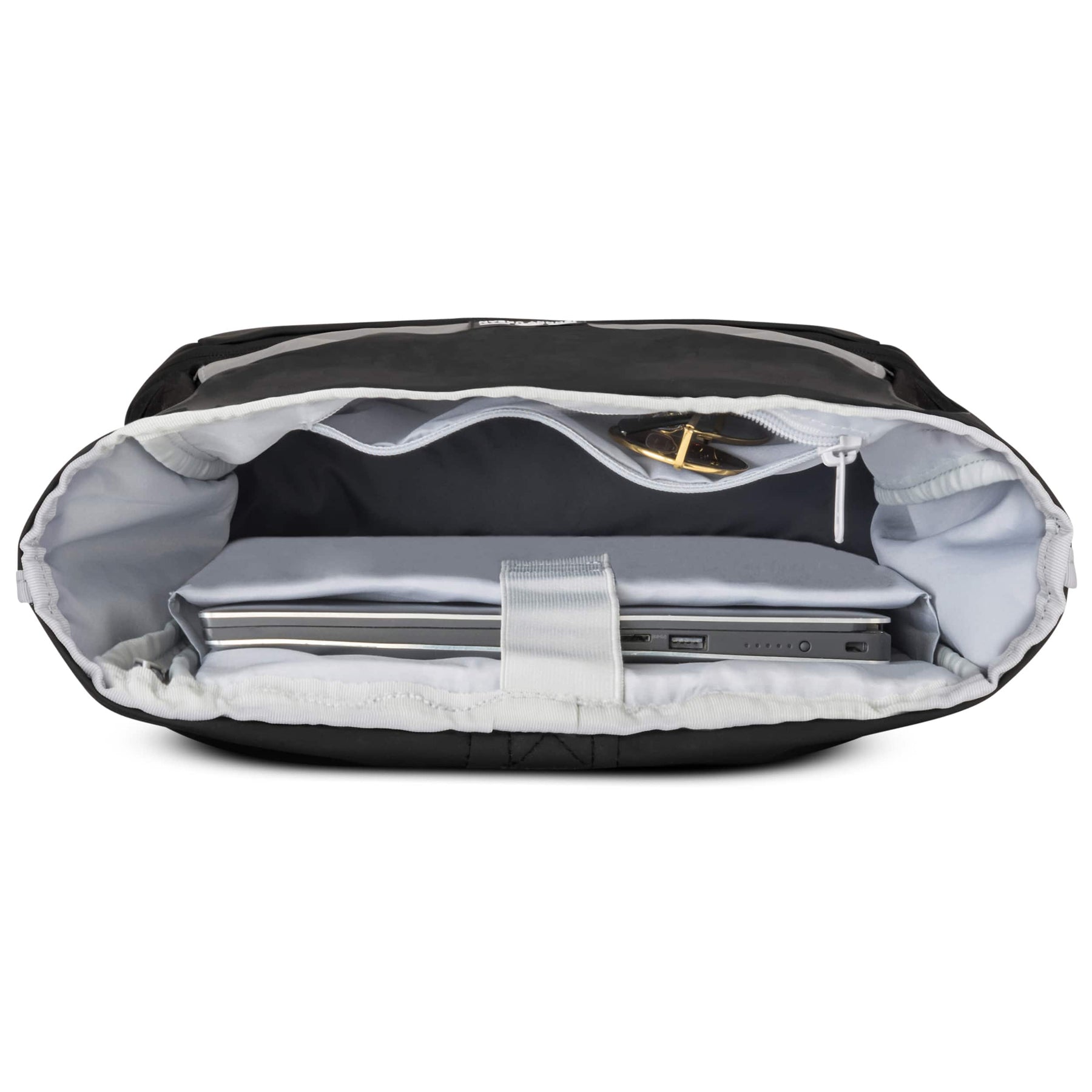 Geöffneter schwarzer Rolltop-Rucksack Allen Medium mit gepolstertem Laptopfach und eingebauter Organizer-Tasche