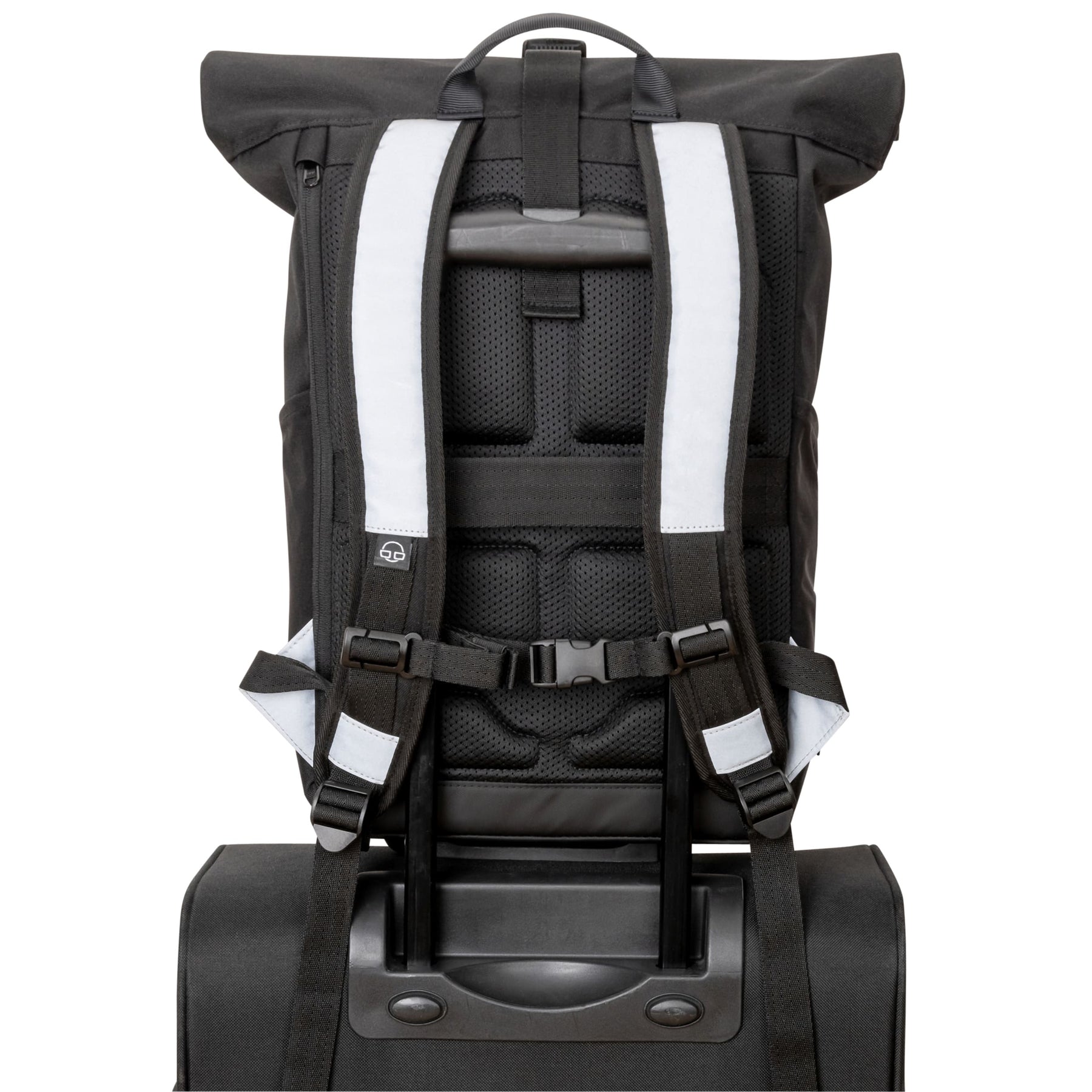 Schwarzer Rolltop Rucksack 'Allen Medium' mit reflektierenden Streifen auf den Schultergurten, befestigt an einem Trolley