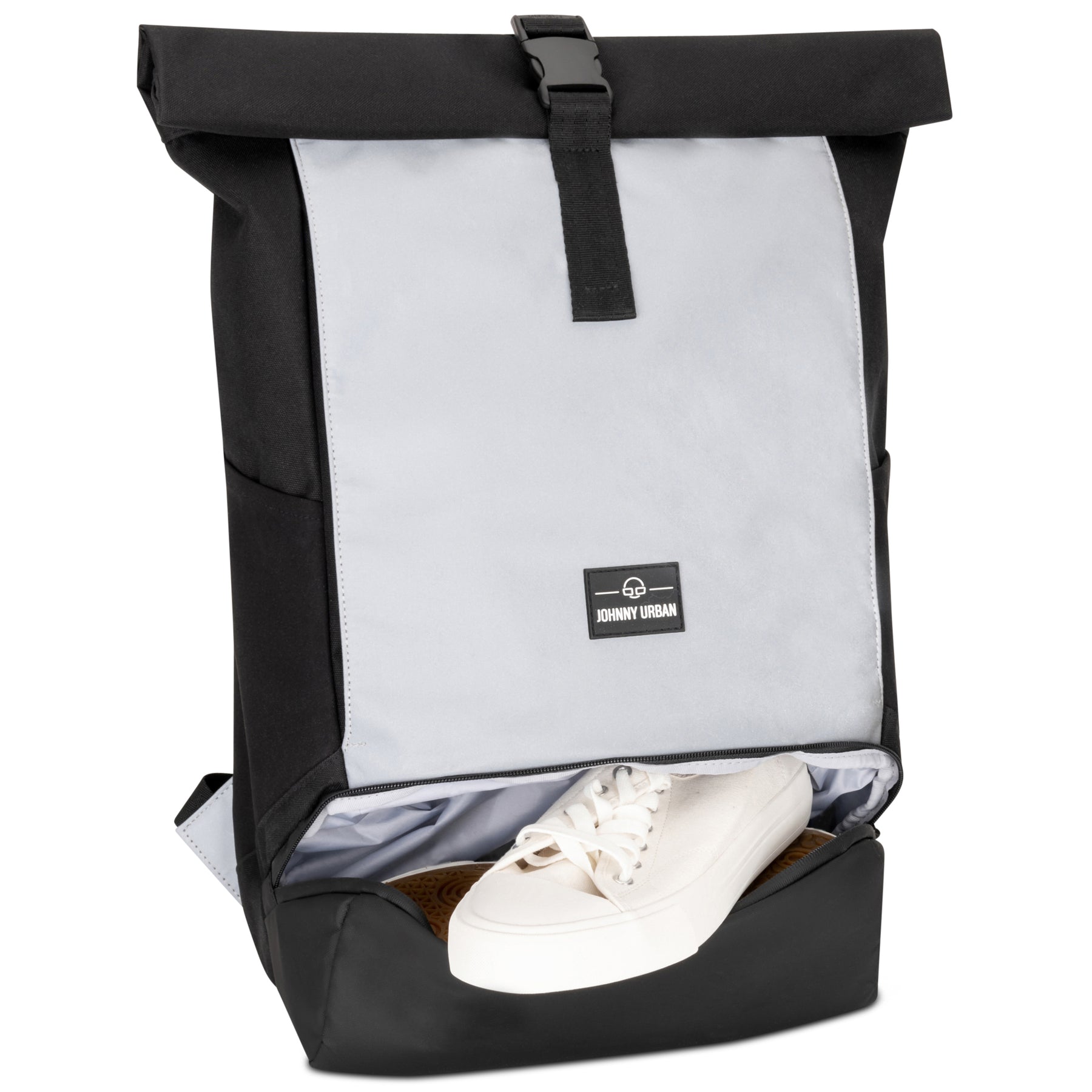Rolltop Rucksack Allen Large von Johnny Urban mit reflektierender grauer Front und schwarzem Schuhfach geöffnet mit weißem Sneaker