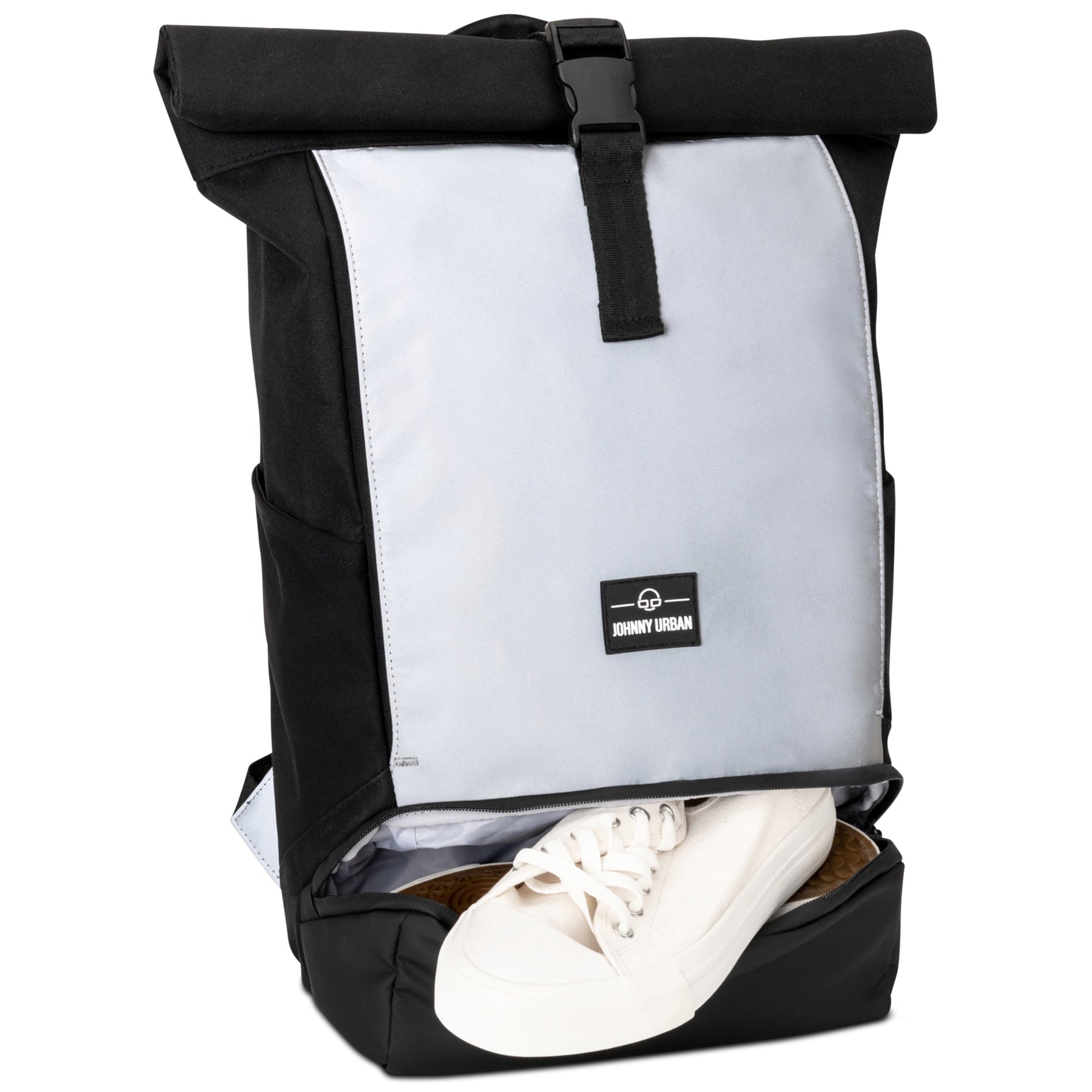 Rolltop Rucksack 'Allen Medium' von Johnny Urban mit reflektierender Vorderseite und offenem Schuhfach mit weißen Sneakers