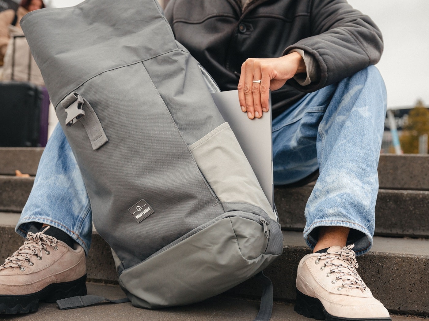 Rolltop Rucksack Allen XL in grau – ideal für unterwegs - Johnny Urban