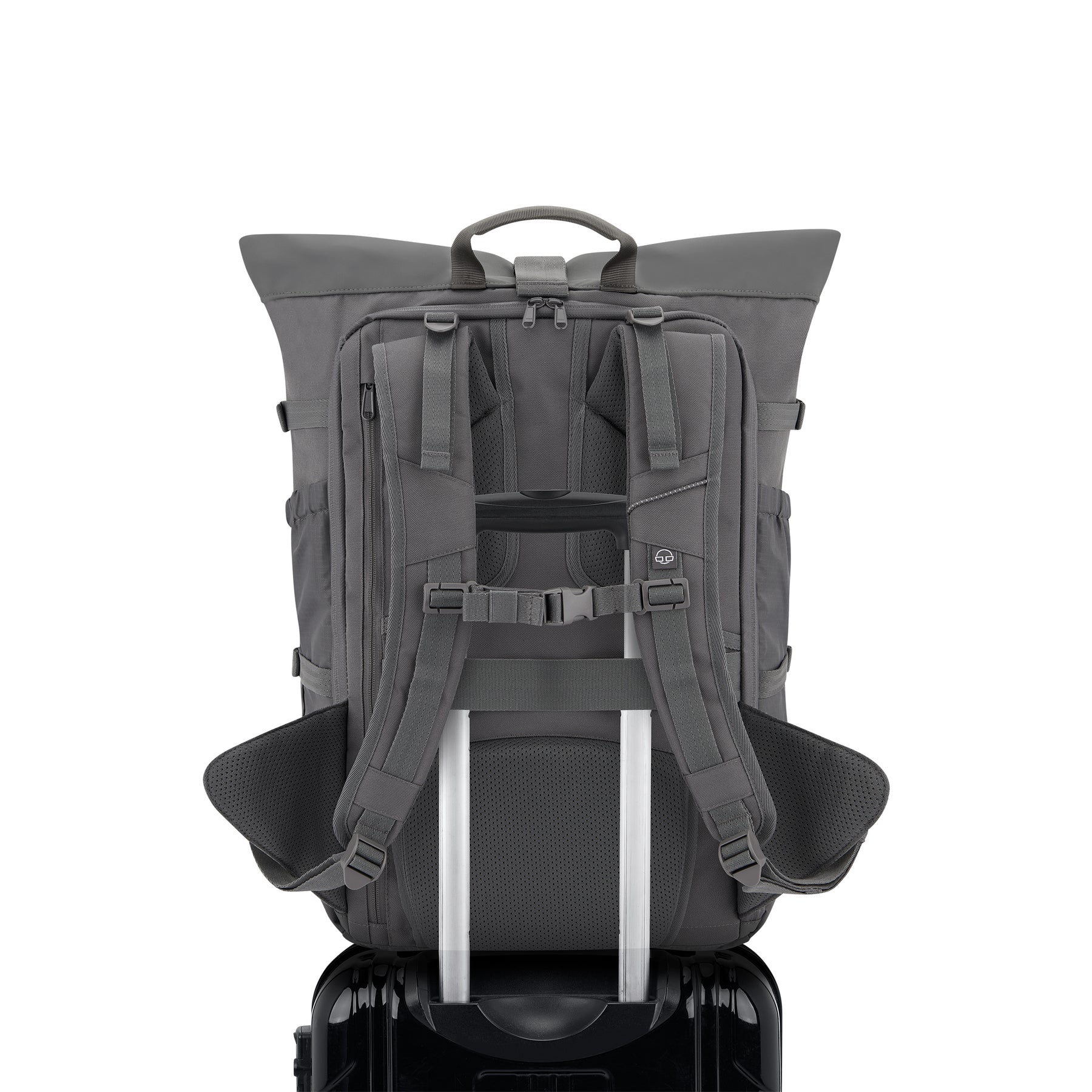 Rückansicht des dunkelgrauen Reiserucksacks 'Allen Large Travel' von Johnny Urban mit gepolsterten Schulterriemen, Hüftgurt und Befestigung auf Trolley-Griff