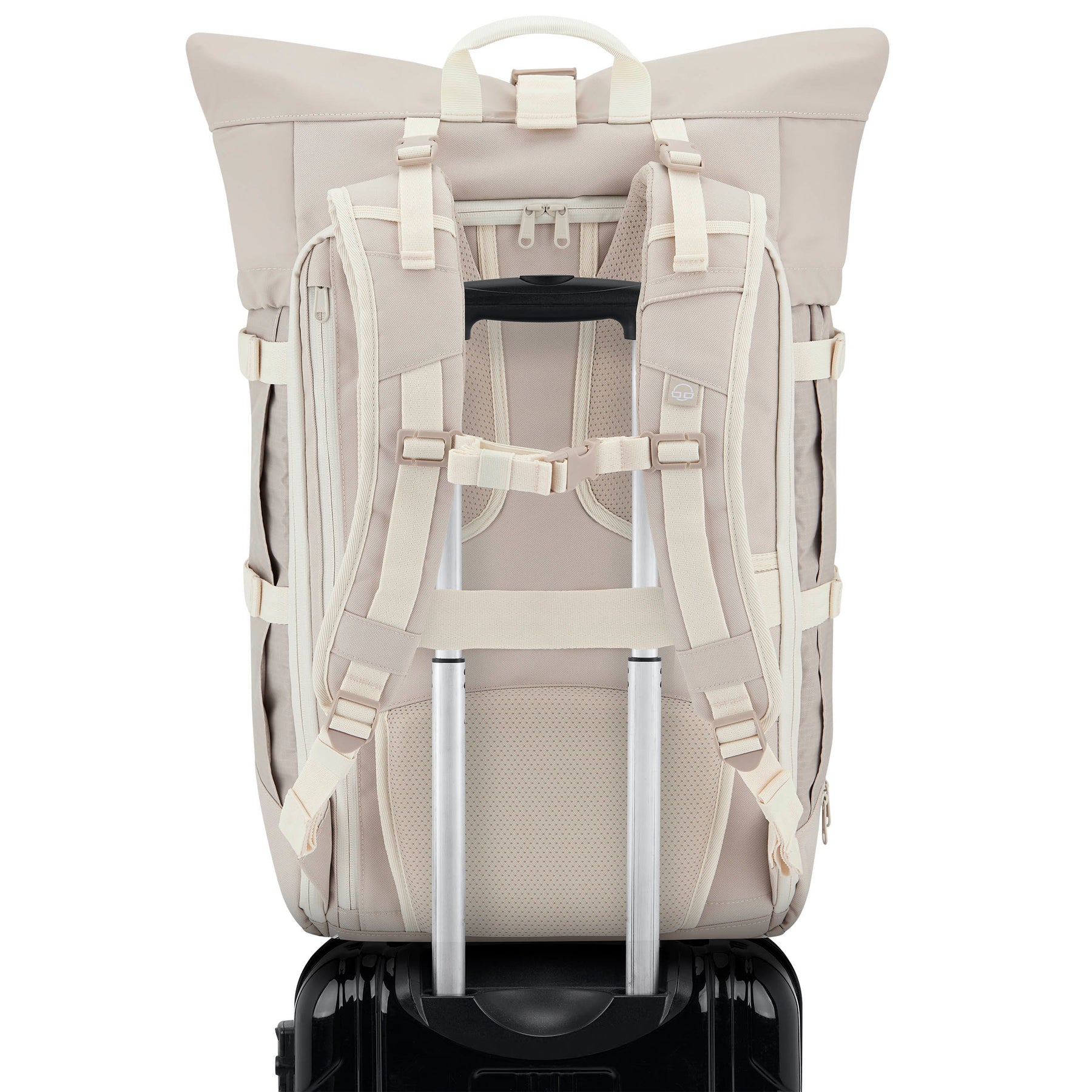 Beiger Reiserucksack Allen XL Travel von Johnny Urban auf ausziehbarem Koffergriff stehend