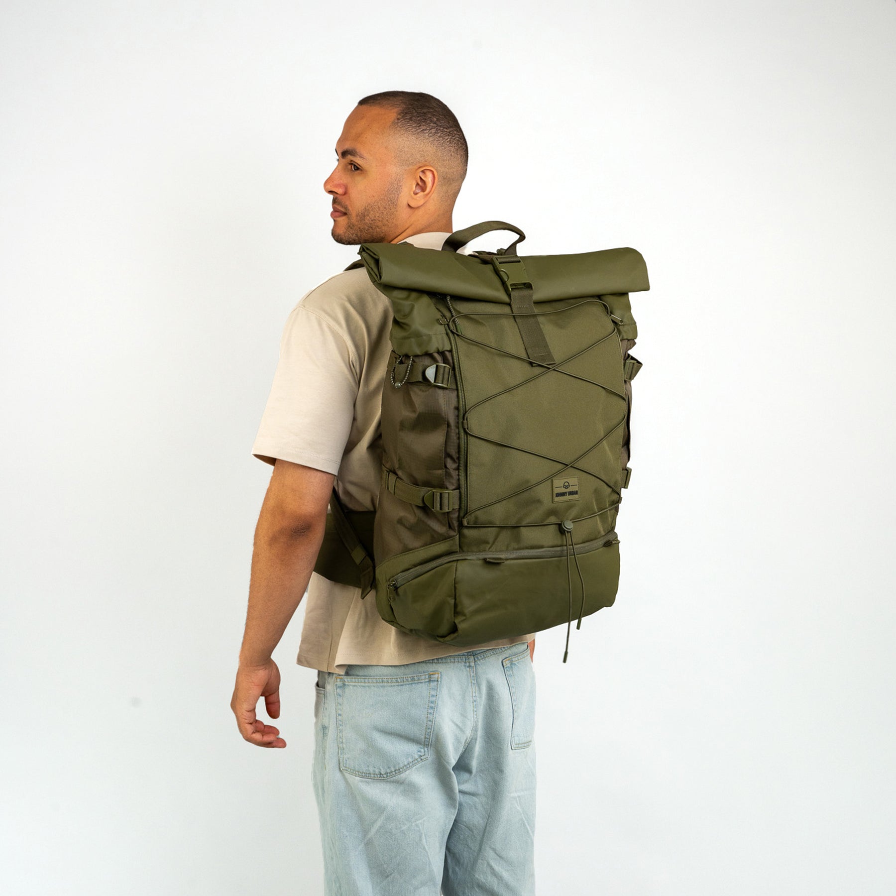 Mann mit Reiserucksack Allen XL Travel von Johnny Urban, olivgrün, großer Rolltop-Rucksack mit Außentaschen