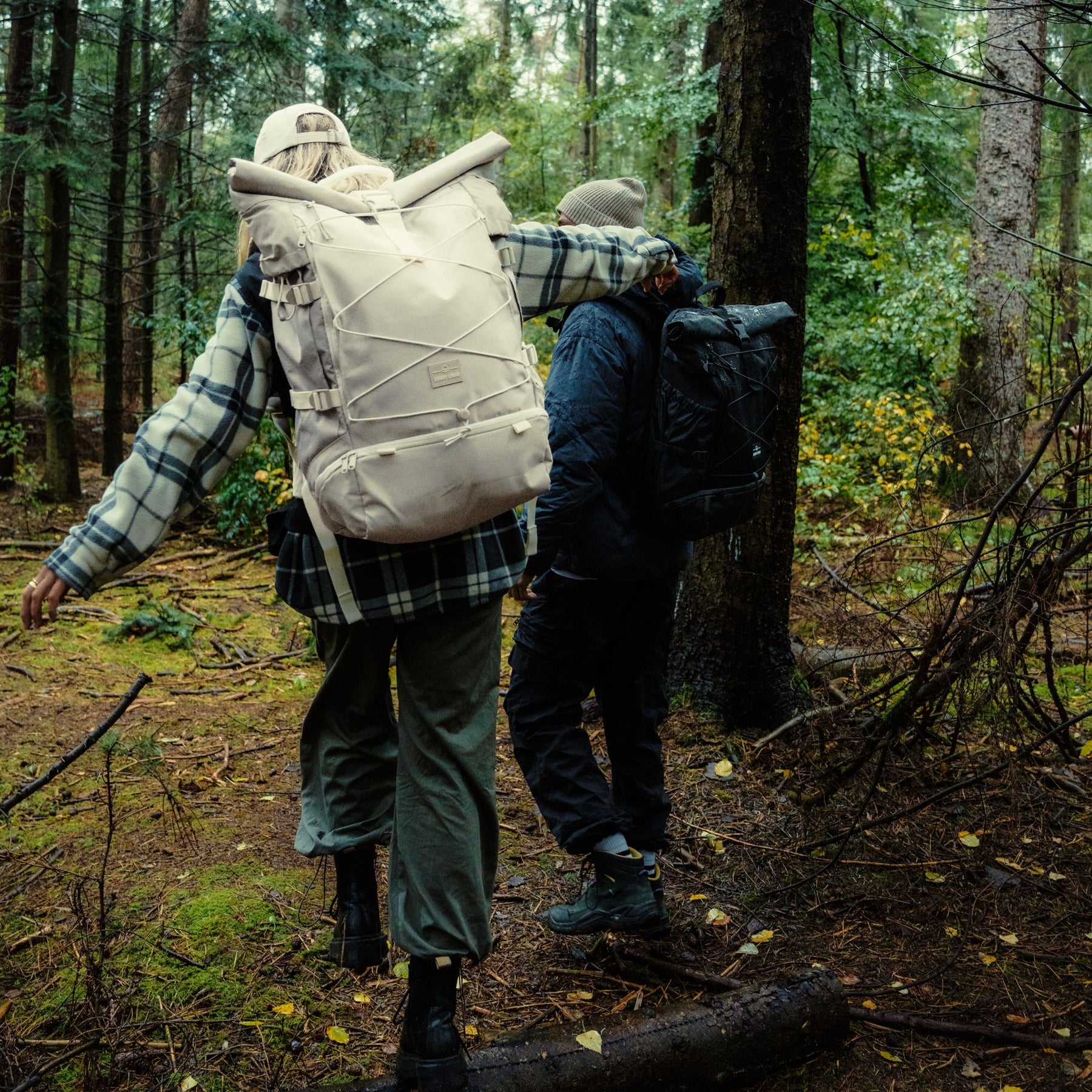 Dame mit beigem Johnny Urban Reiserucksack 'Allen XL Travel' wandert in bewaldeter Umgebung