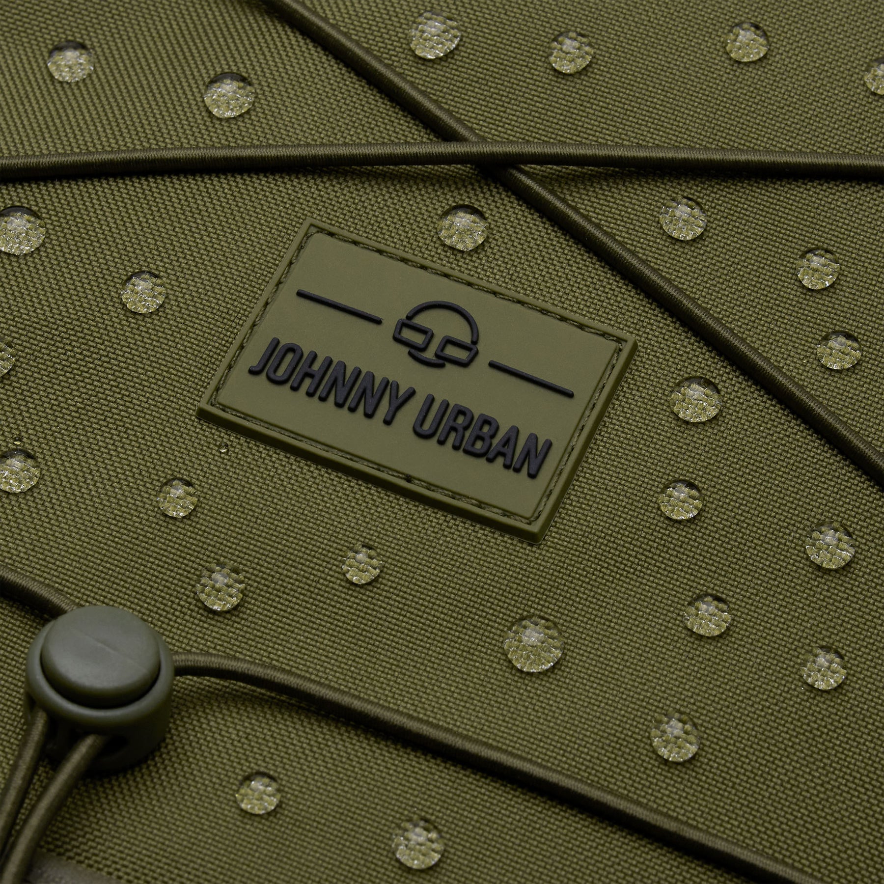 Aufnahme des olivgrünen Reiserucksacks 'Allen XL Travel' von Johnny Urban mit wasserabweisendem Material und sichtbaren Wassertropfen