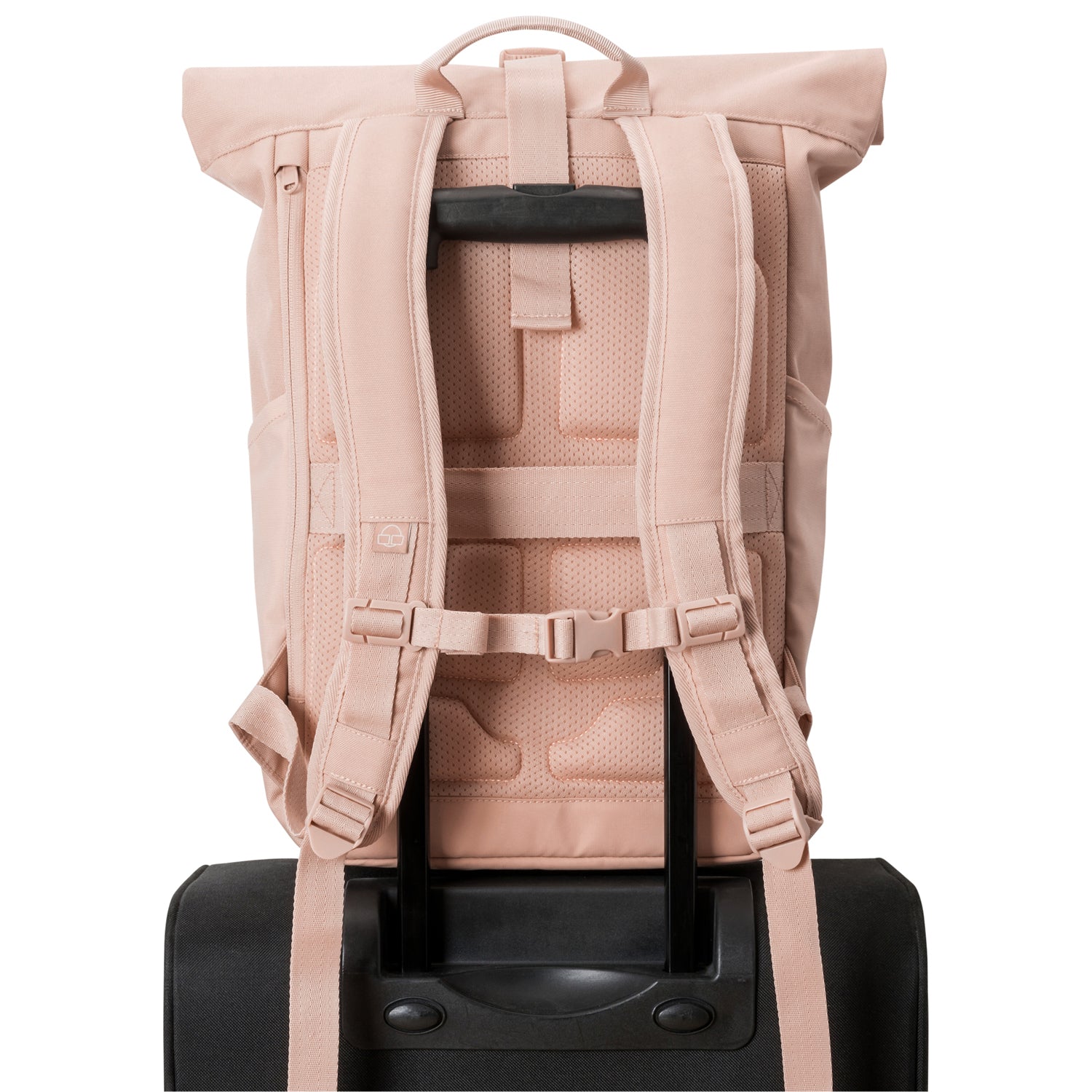 Rosa Rolltop-Rucksack 'Allen Medium' von Johnny Urban von hinten auf Trolley montiert