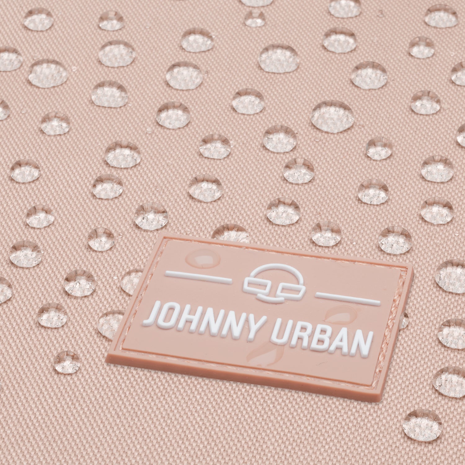 Nahaufnahme des Johnny Urban Logos auf dem wasserabweisenden stoff des Rolltop Rucksacks Allen Medium in Rosé