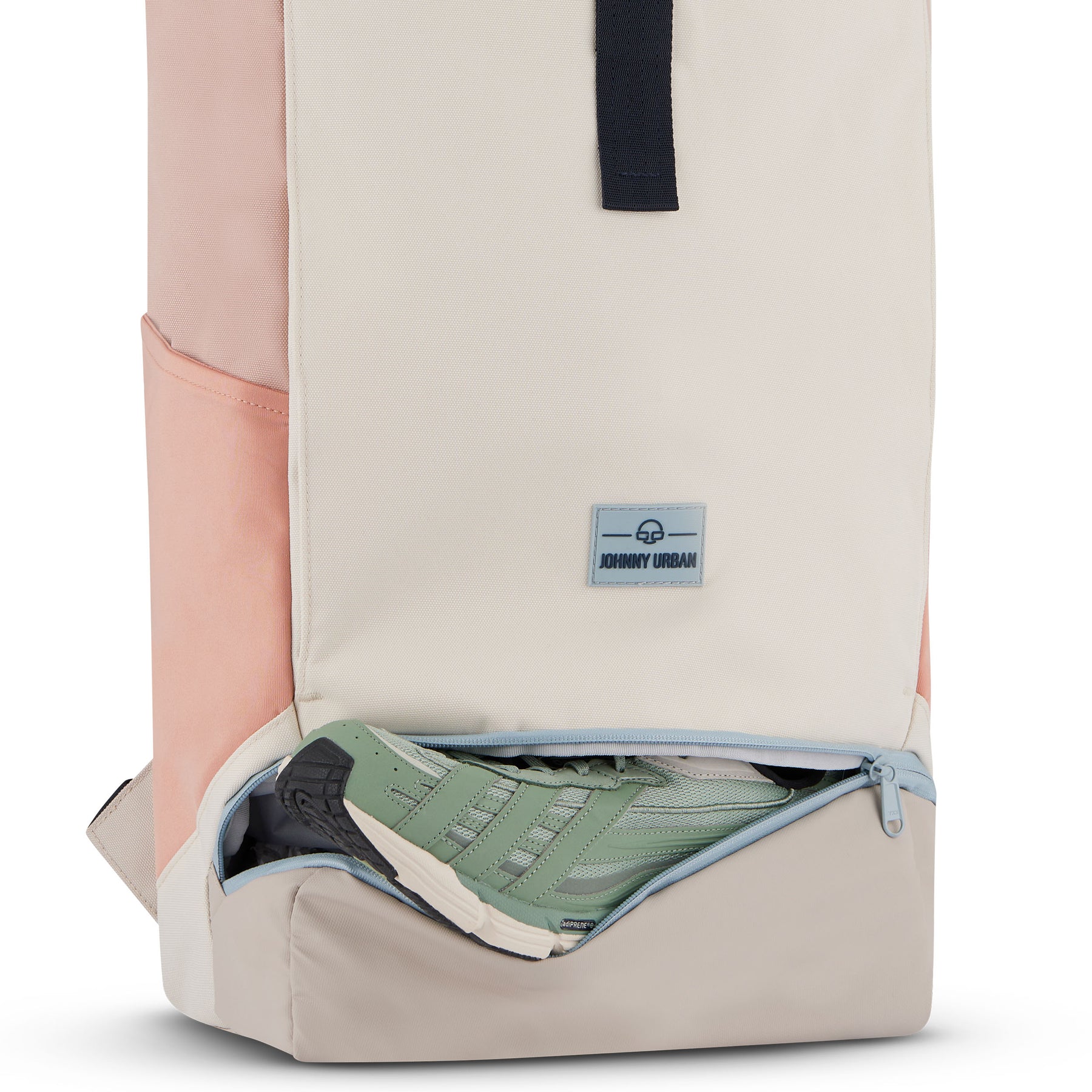 Rolltop Rucksack 'Allen Large' in Sand-Rose mit geöffnetem Schuhfach und grünem Sneaker