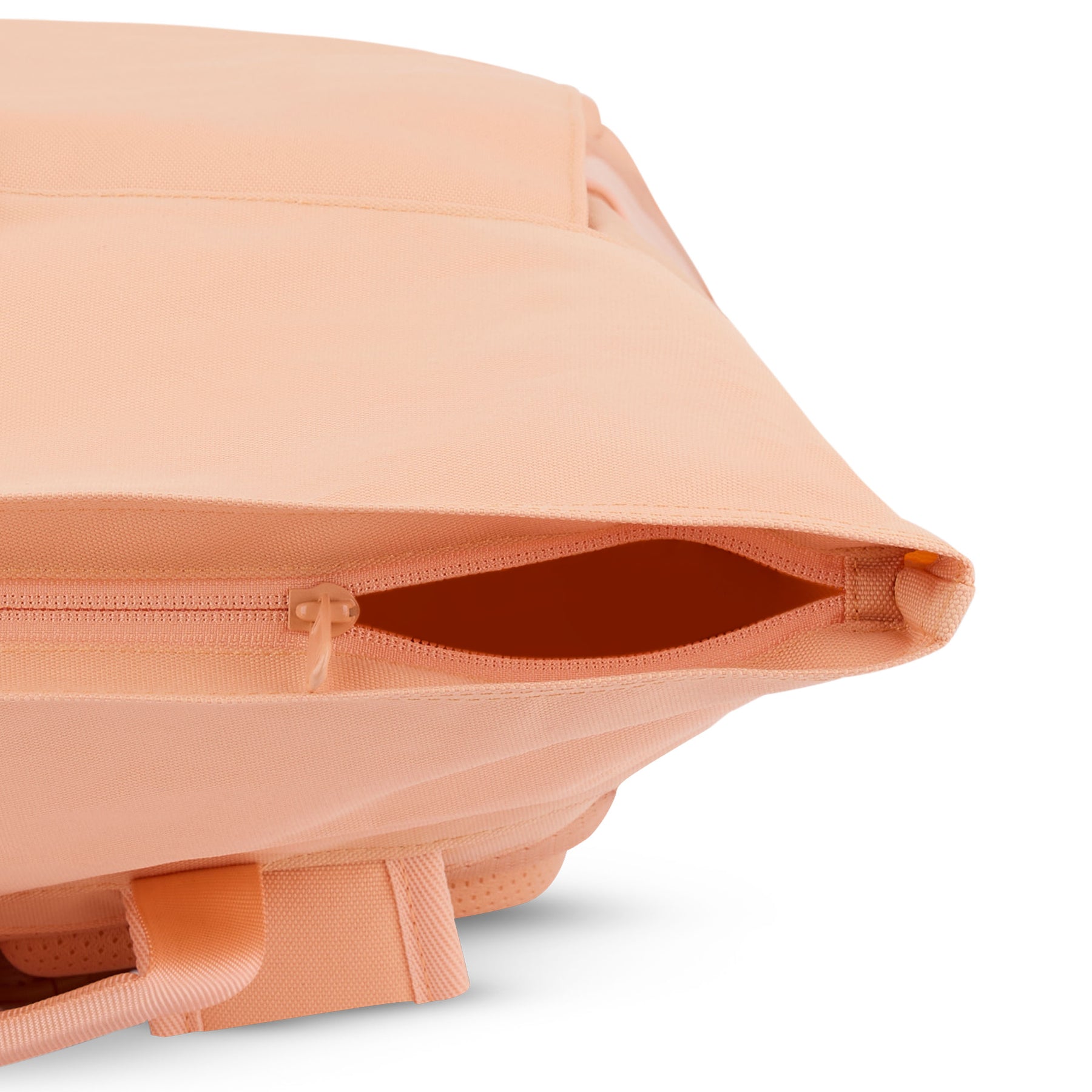 Pfirsichfarbener Rolltop Rucksack 'Allen Large' von Johnny Urban mit offenem Reißverschluss