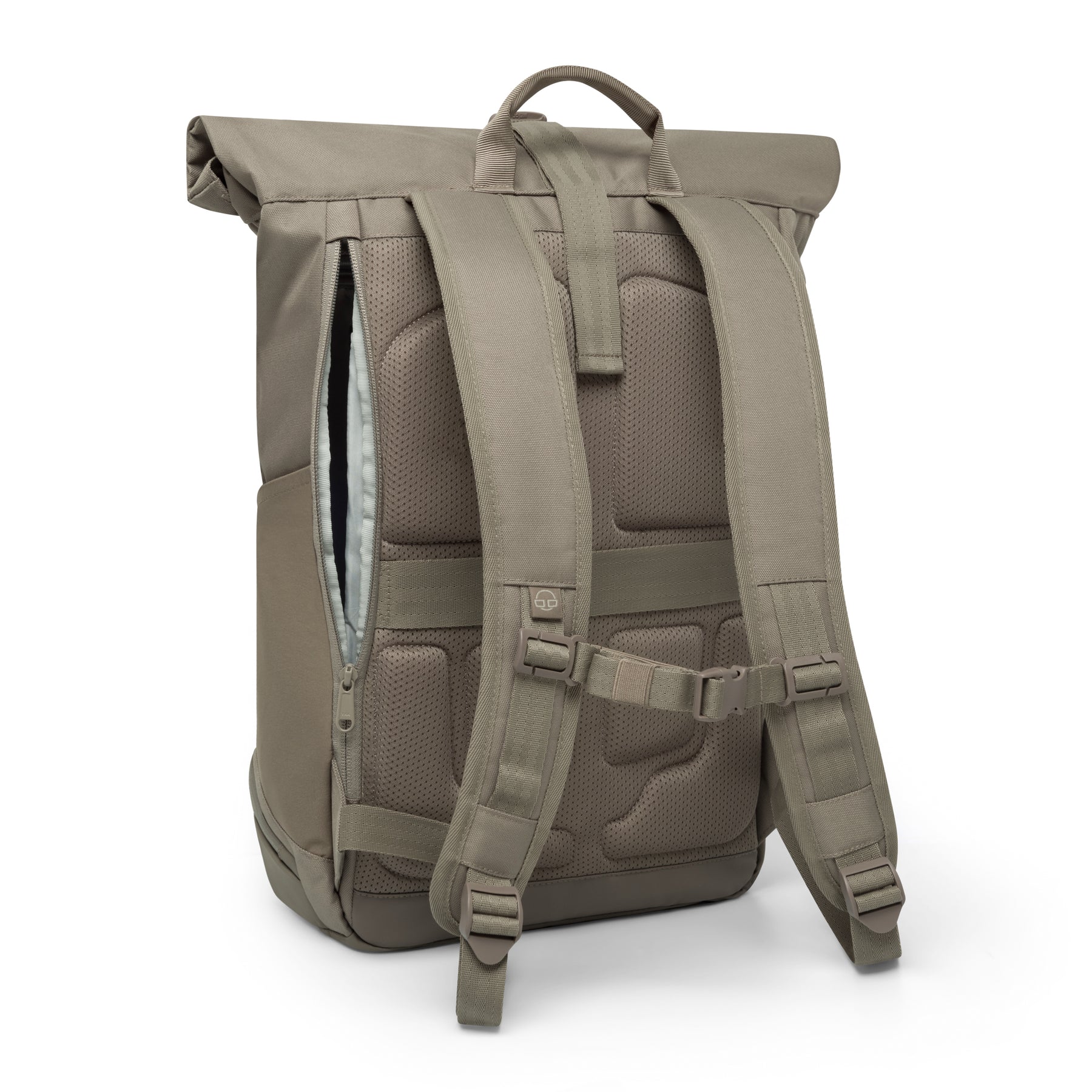 Rolltop Rucksack 'Allen Large' von Johnny Urban, taupefarben, Ansicht Rückseite mit gepolsterten Schulterriemen und Seiten-Reißverschluss
