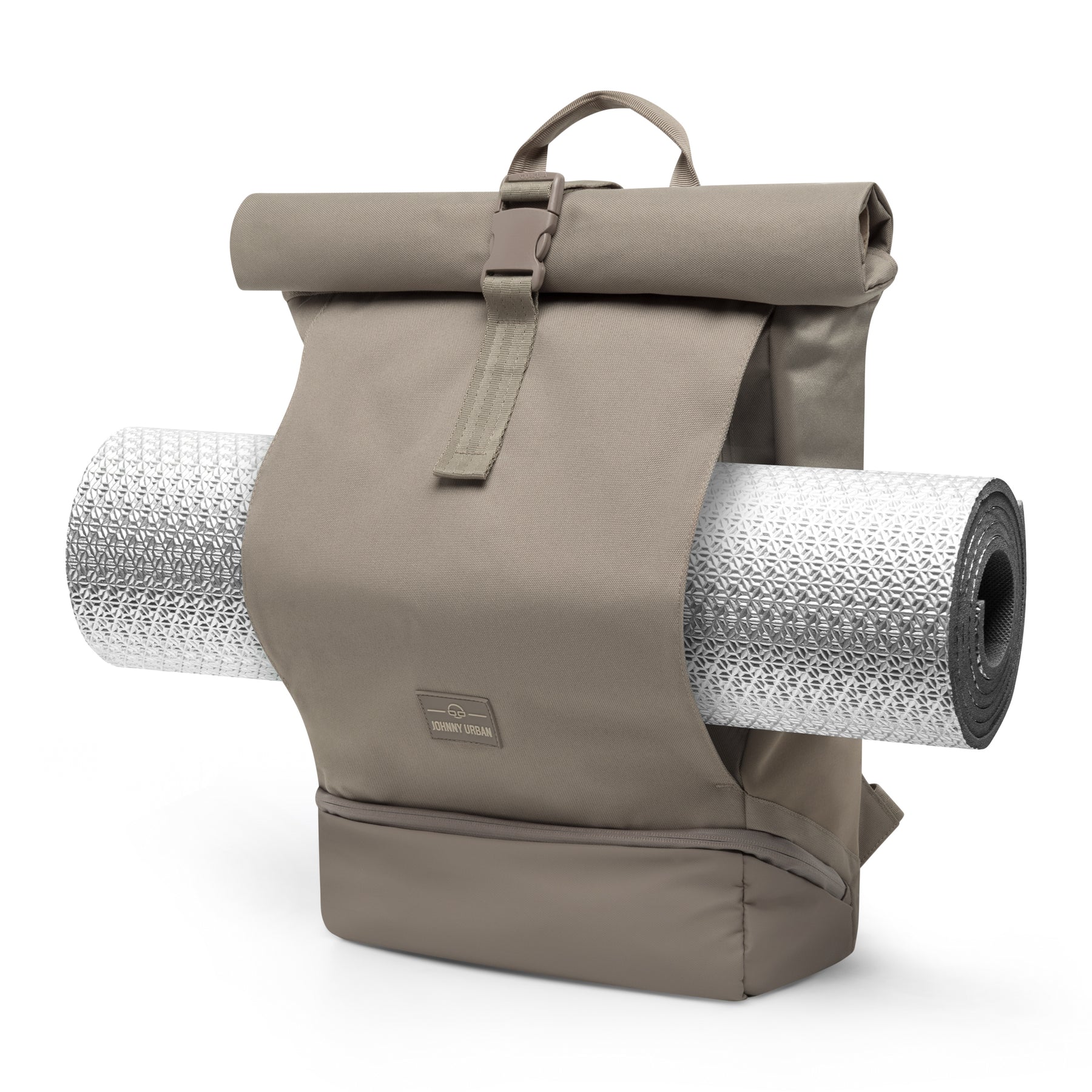 Rolltop Rucksack Allen Large von Johnny Urban in desert grey, mit Yogamatte an der Fronthalterung